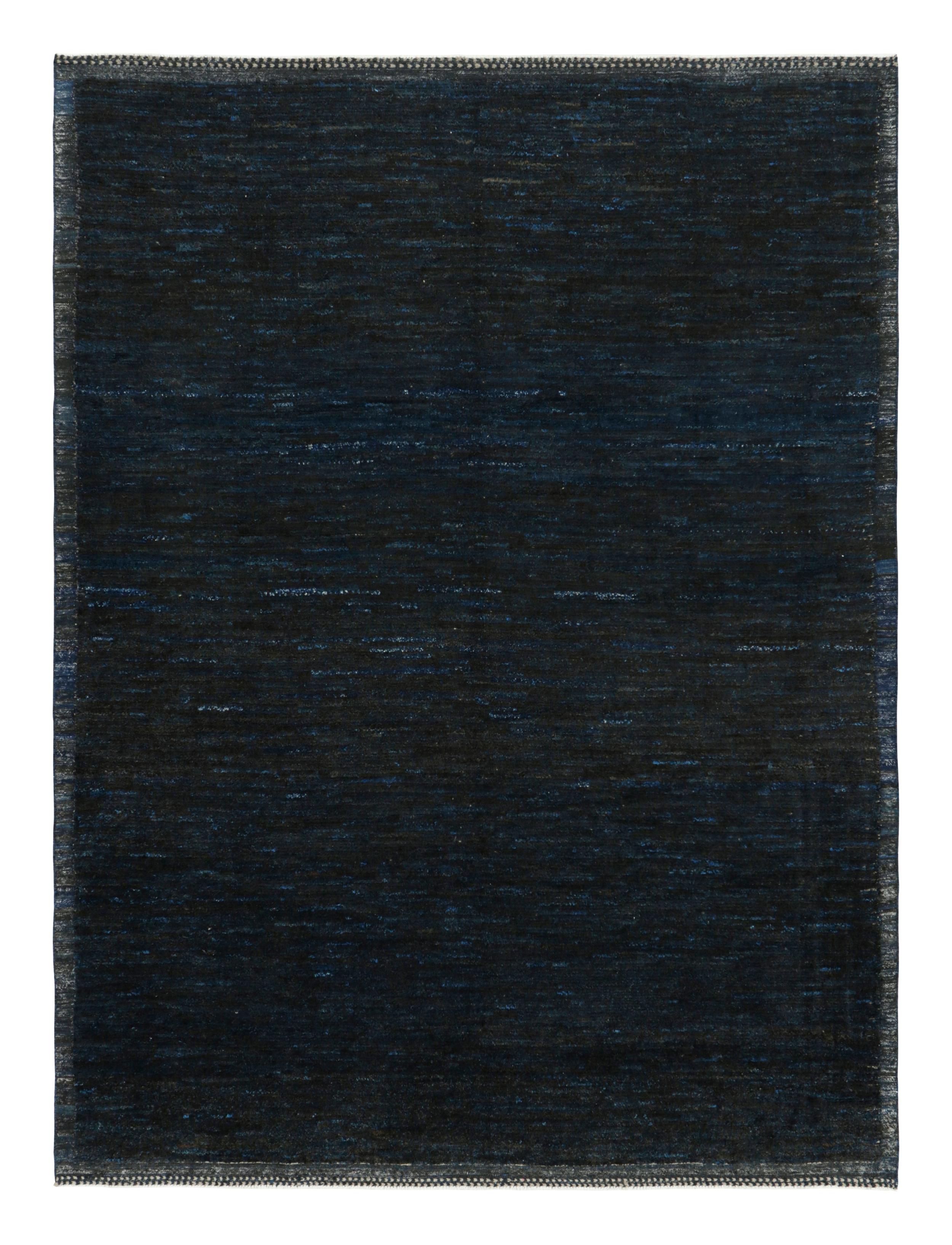 Dieser handgeknüpfte Wollteppich im Format 9x12 von Rug & Kilim zeichnet sich durch eine Hoch-Tief-Variation des Flors vom Feld bis zur feinen Bordüre aus - eines von vielen subtilen Elementen unserer Designphilosophie für einfarbige Teppiche, die