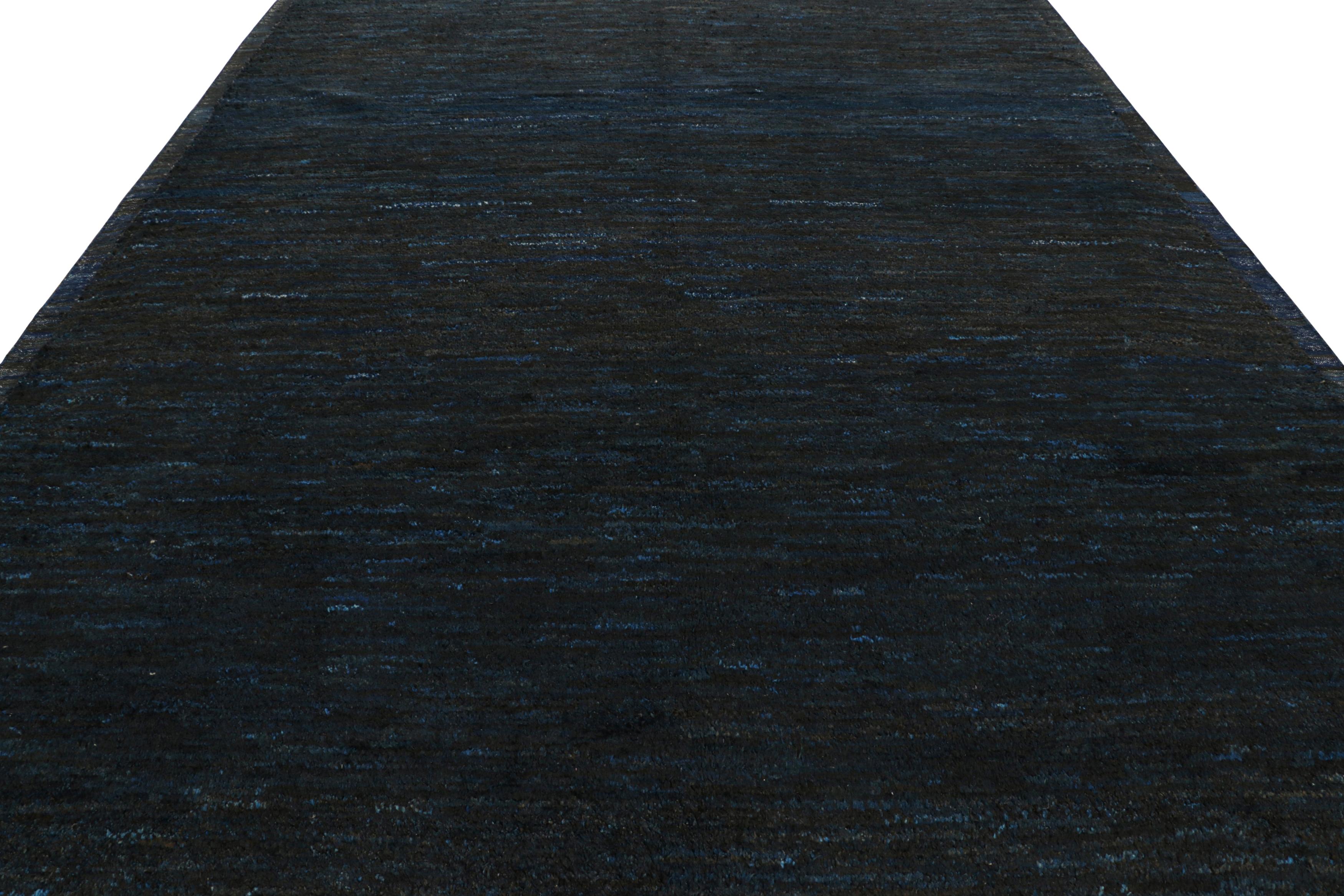 Rug & Kilim's Contemporary Strukturteppich in dunkelblauen Tönen und Streifen (Pakistanisch) im Angebot