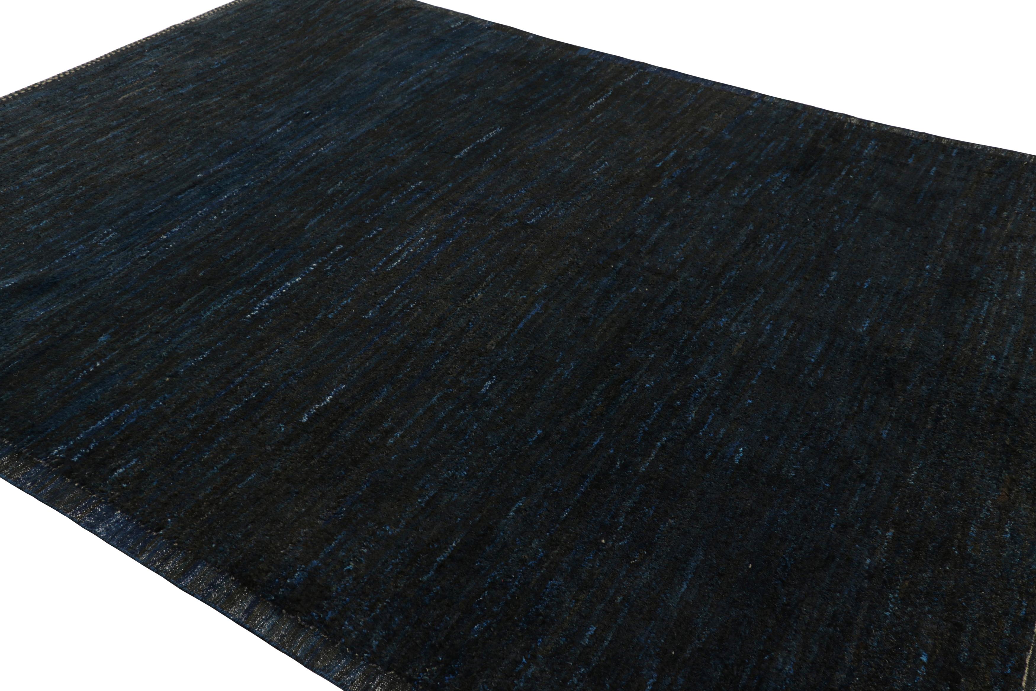 Rug & Kilim's Contemporary Strukturteppich in dunkelblauen Tönen und Streifen (Handgeknüpft) im Angebot