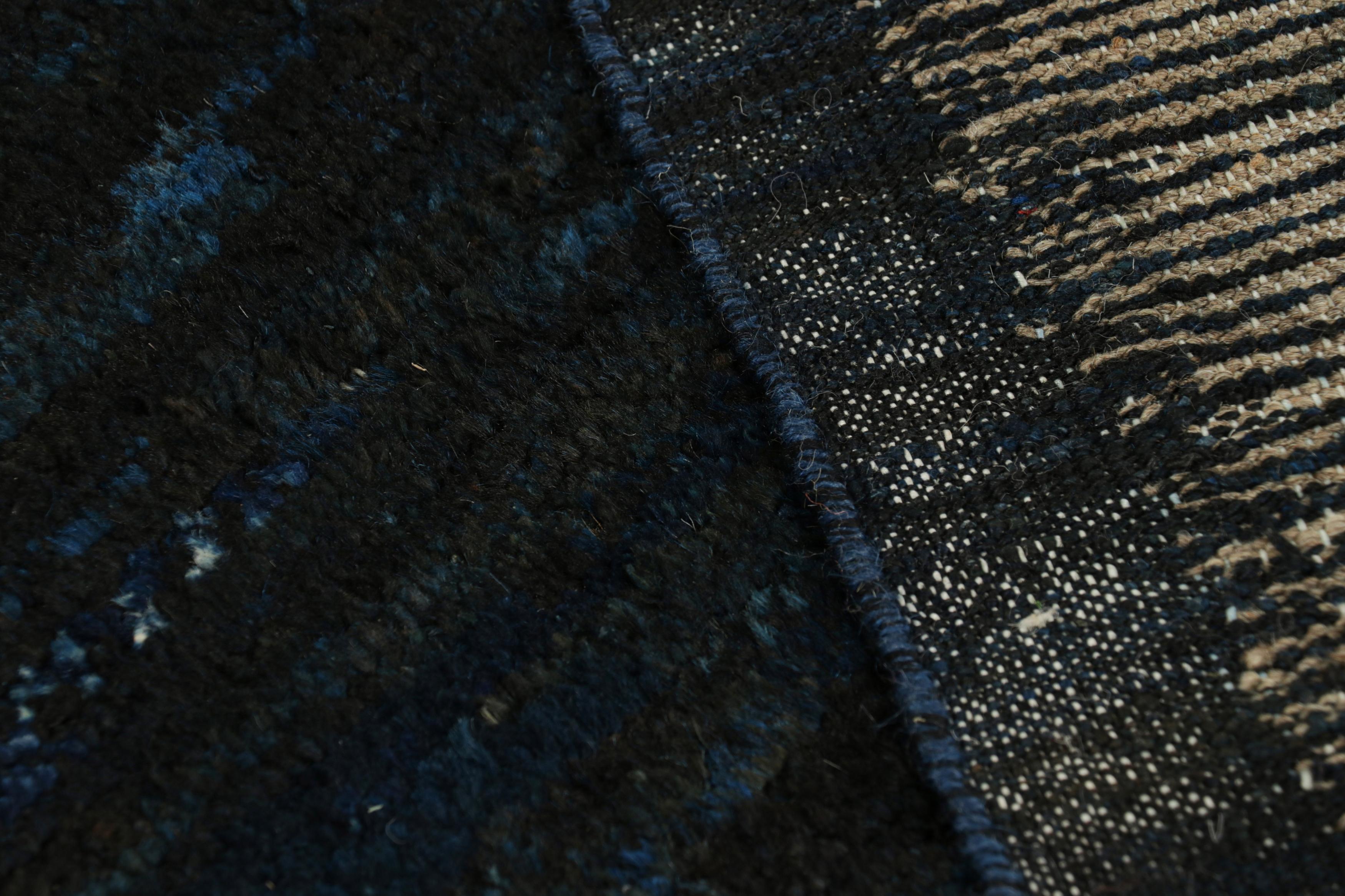 Rug & Kilim's Contemporary Strukturteppich in dunkelblauen Tönen und Streifen (21. Jahrhundert und zeitgenössisch) im Angebot