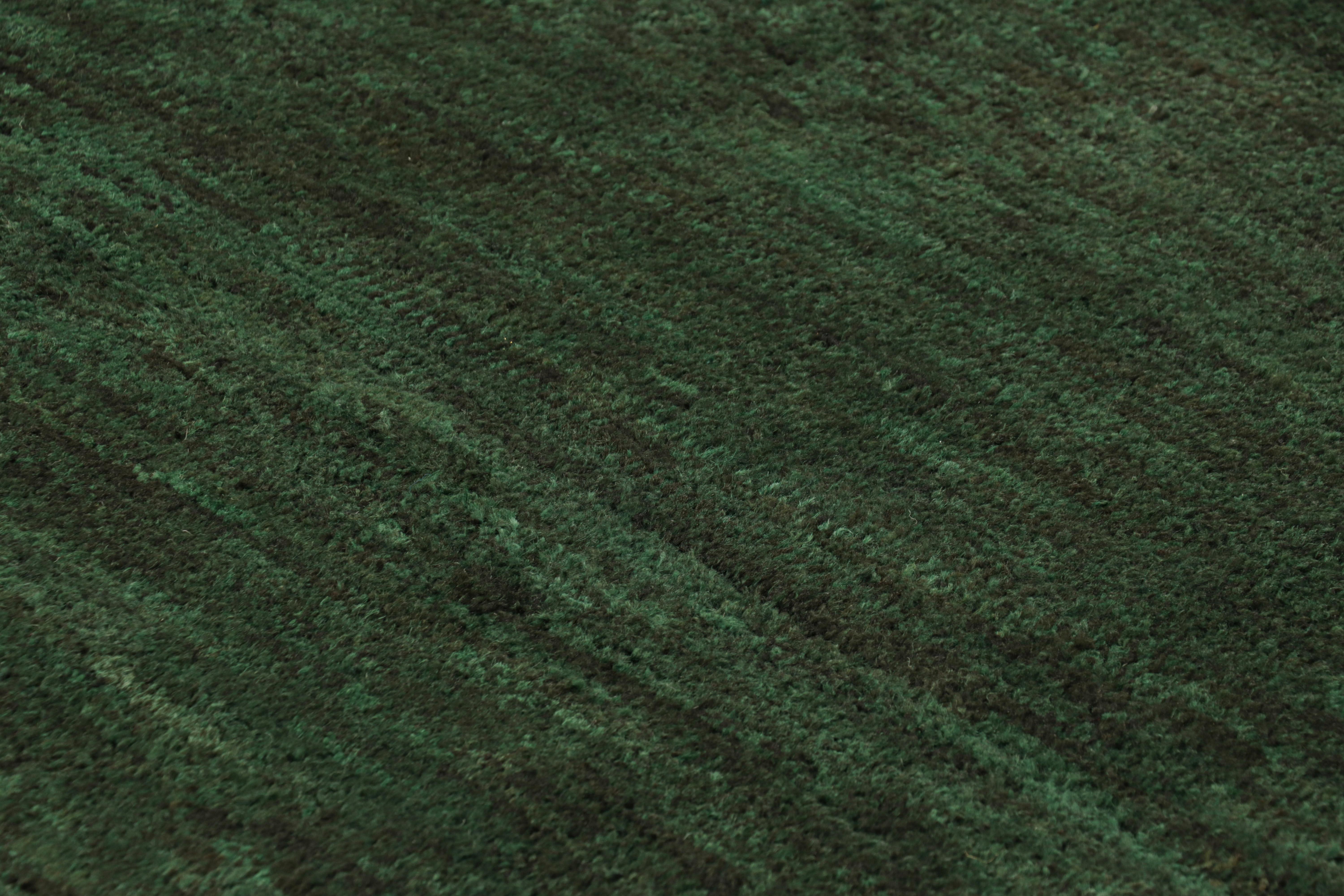 Noué à la main en laine, ce tapis texturé 9x11 de Rug & Kilim présente une variation de poils hauts et bas du champ à la fine bordure - l'un des nombreux éléments subtils de notre philosophie de conception de tapis unis, selon laquelle 