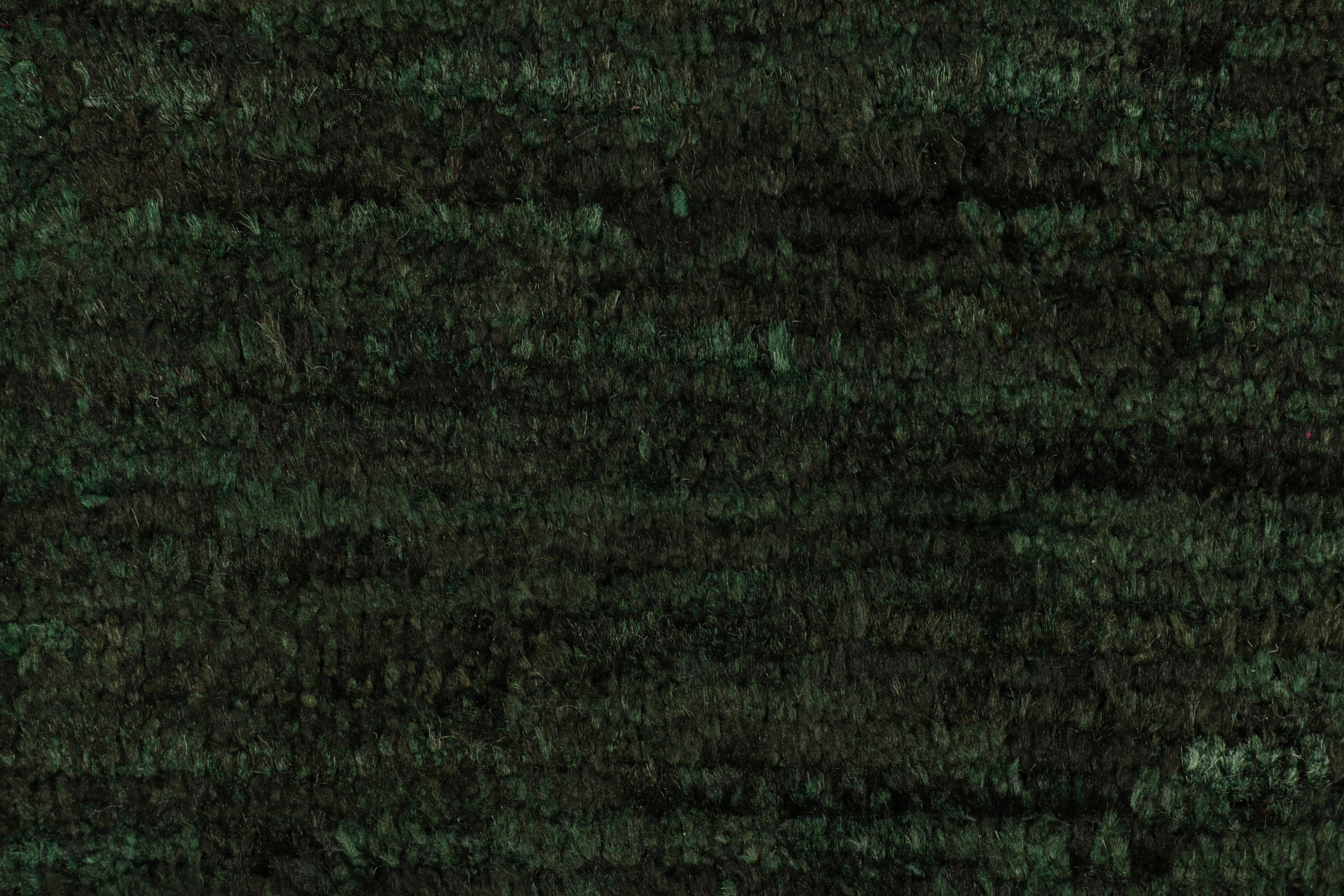 Moderne Rug & & Kilim's Contemporary Textural Rug in Dark Green Tones and Striae (Tapis texturé contemporain dans des tons vert foncé et des rayures) en vente