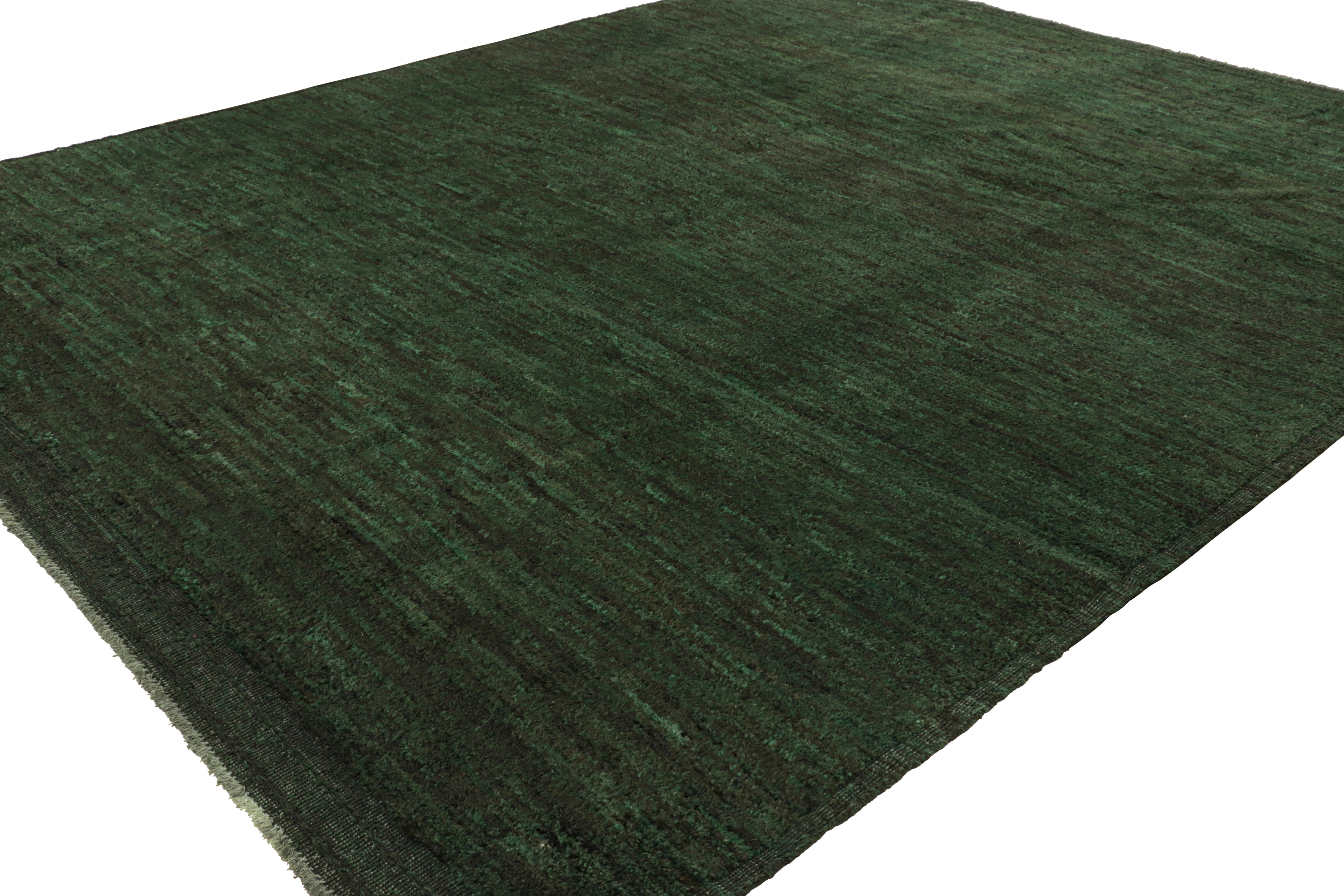 Pakistanais Rug & & Kilim's Contemporary Textural Rug in Dark Green Tones and Striae (Tapis texturé contemporain dans des tons vert foncé et des rayures) en vente