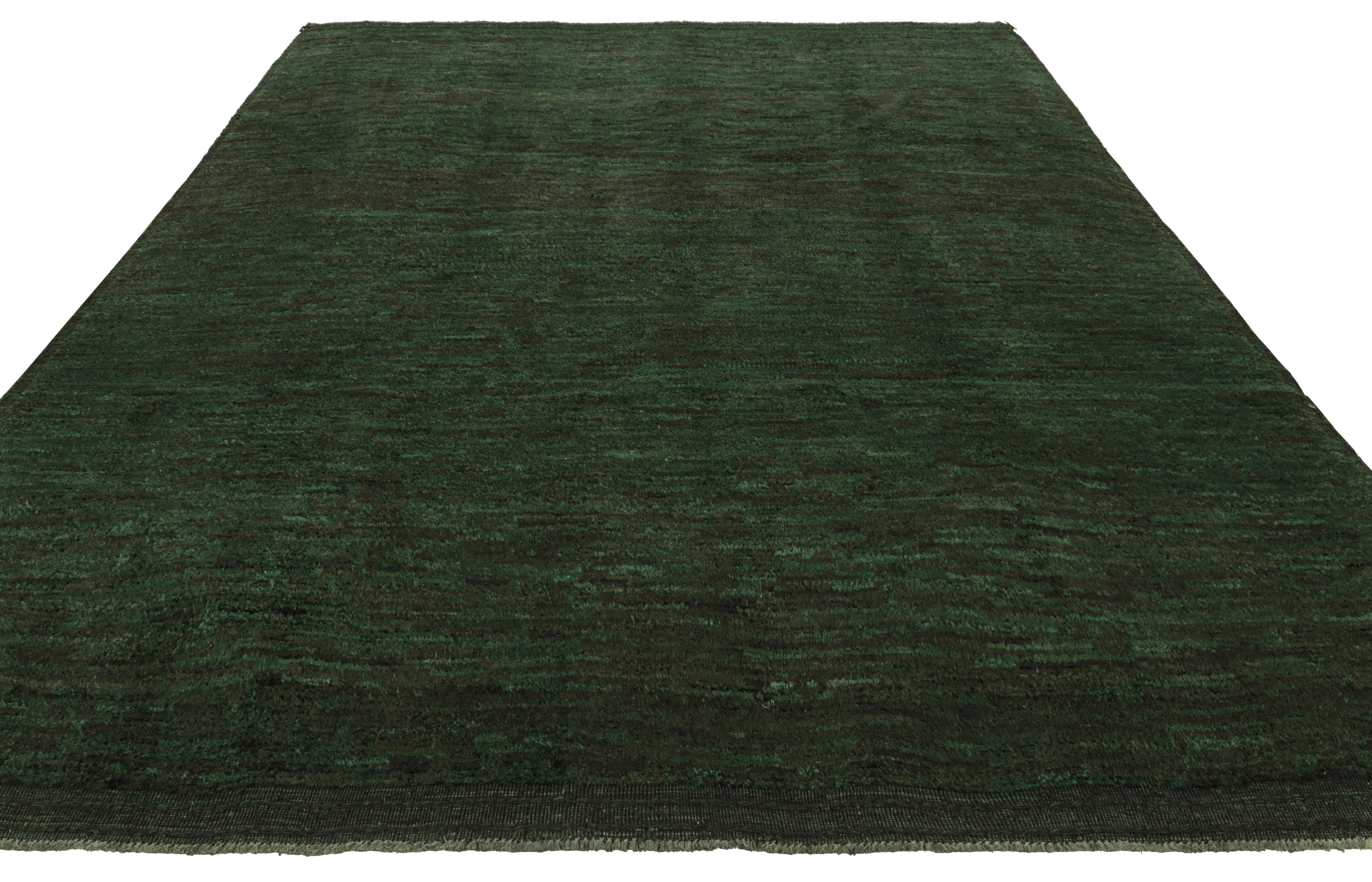 Noué à la main Rug & & Kilim's Contemporary Textural Rug in Dark Green Tones and Striae (Tapis texturé contemporain dans des tons vert foncé et des rayures) en vente