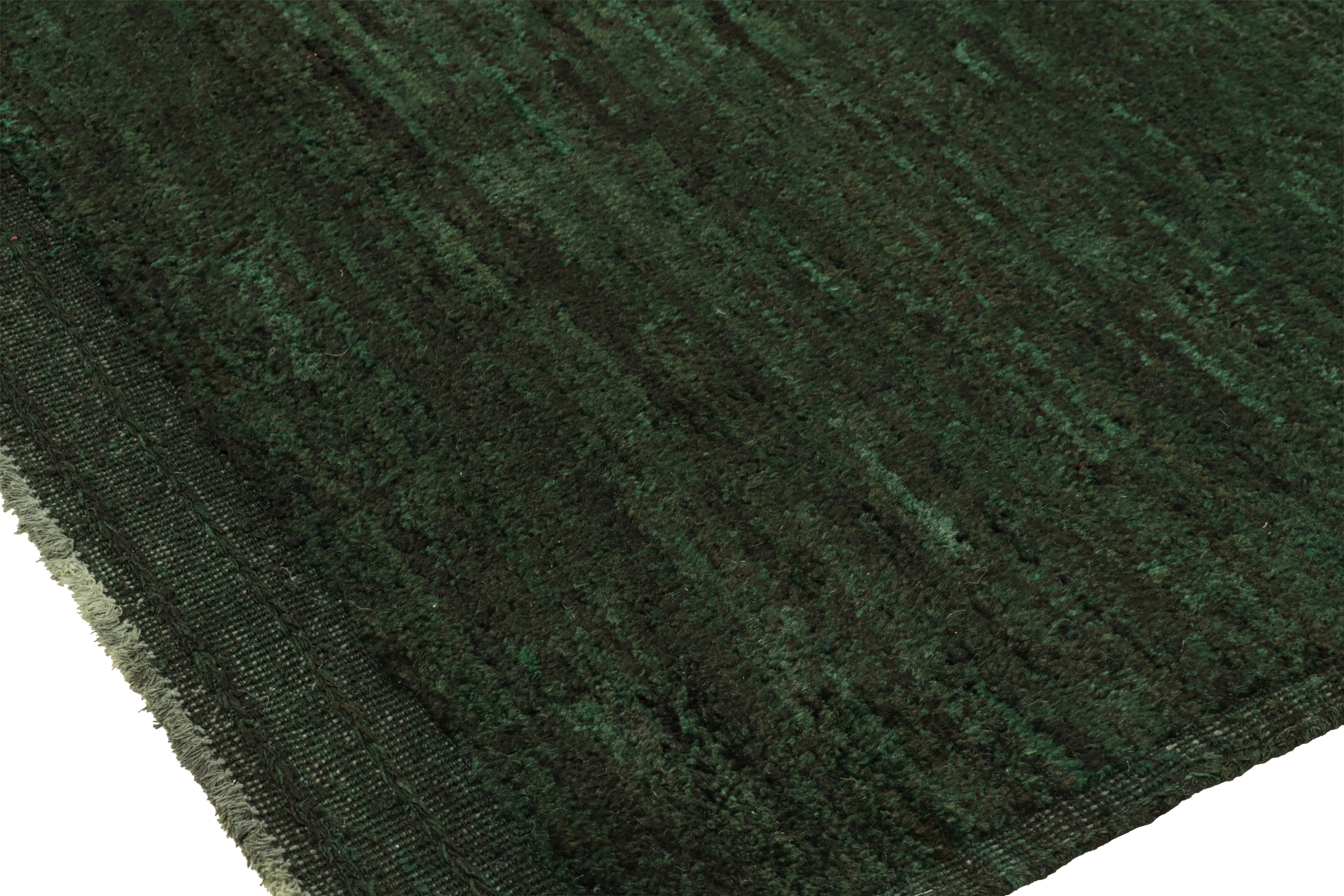 Rug & & Kilim's Contemporary Textural Rug in Dark Green Tones and Striae (Tapis texturé contemporain dans des tons vert foncé et des rayures) Neuf - En vente à Long Island City, NY