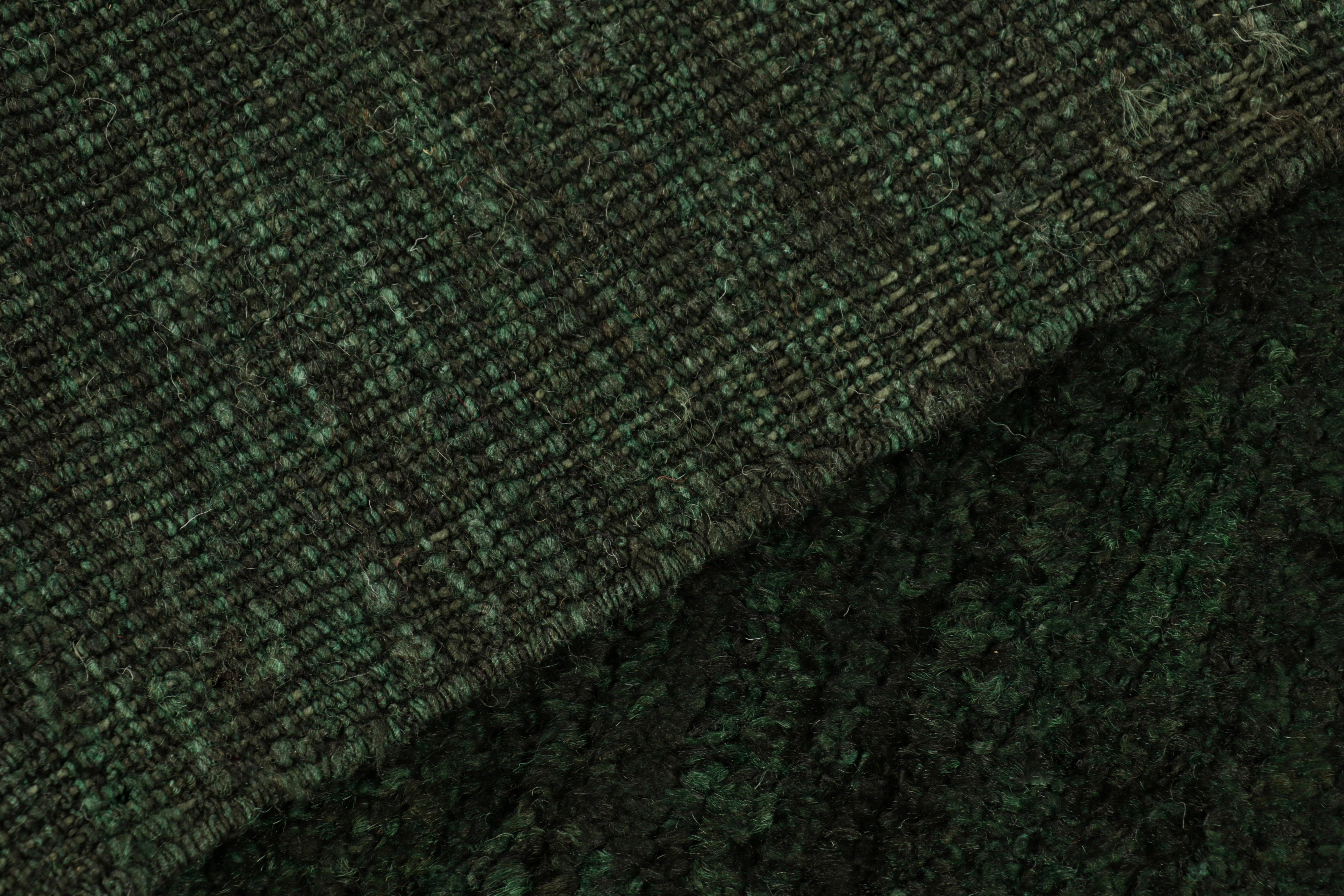 XXIe siècle et contemporain Rug & & Kilim's Contemporary Textural Rug in Dark Green Tones and Striae (Tapis texturé contemporain dans des tons vert foncé et des rayures) en vente