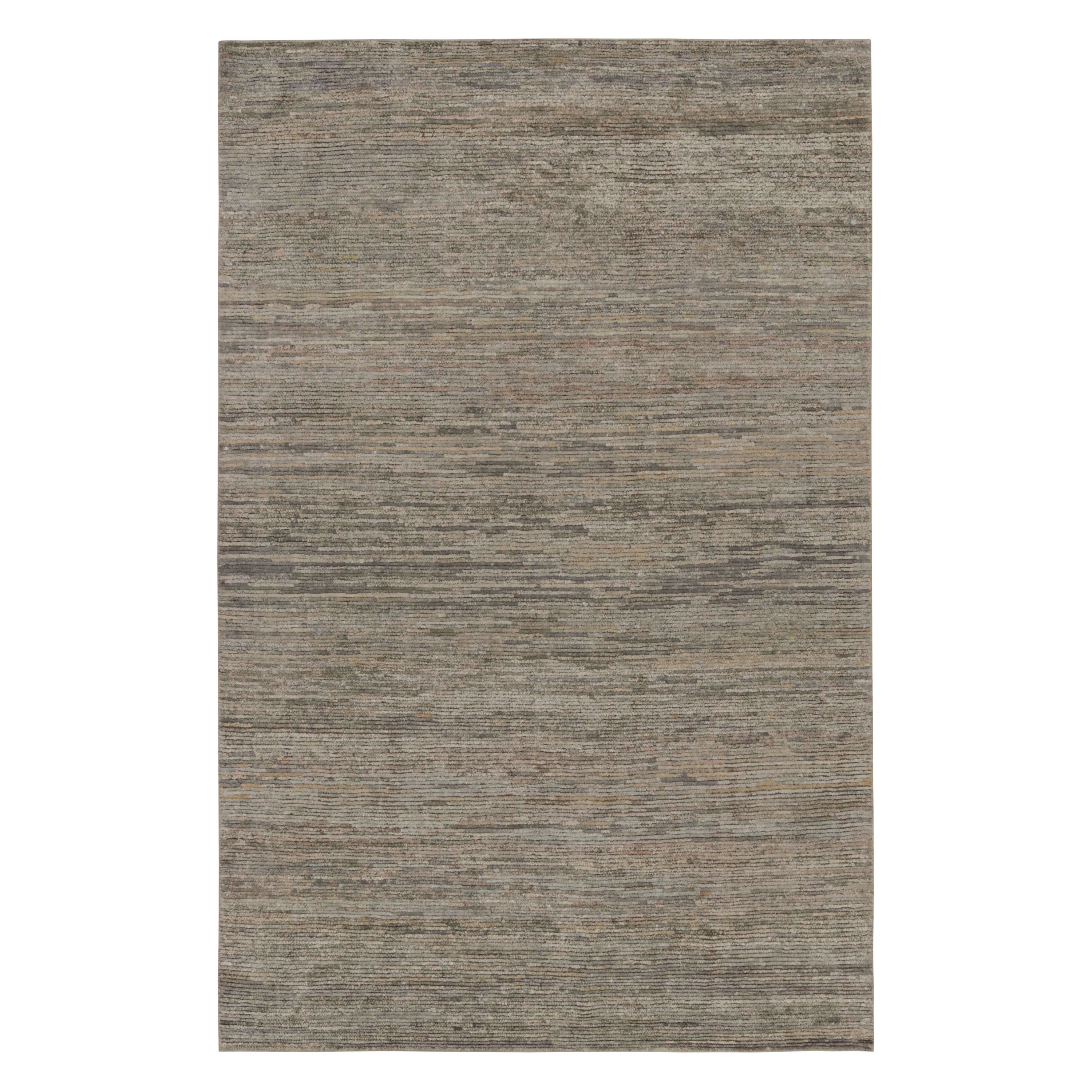 Dieser handgeknüpfte, schlichte 6x9 Teppich aus Wolle und Seide in Grau und Beige ist eine Ergänzung der Texture of Color Linie von Rug & Kilim aus unserer Textural Teppichkollektion. Er ist eine erfinderische Interpretation von unifarbenen
