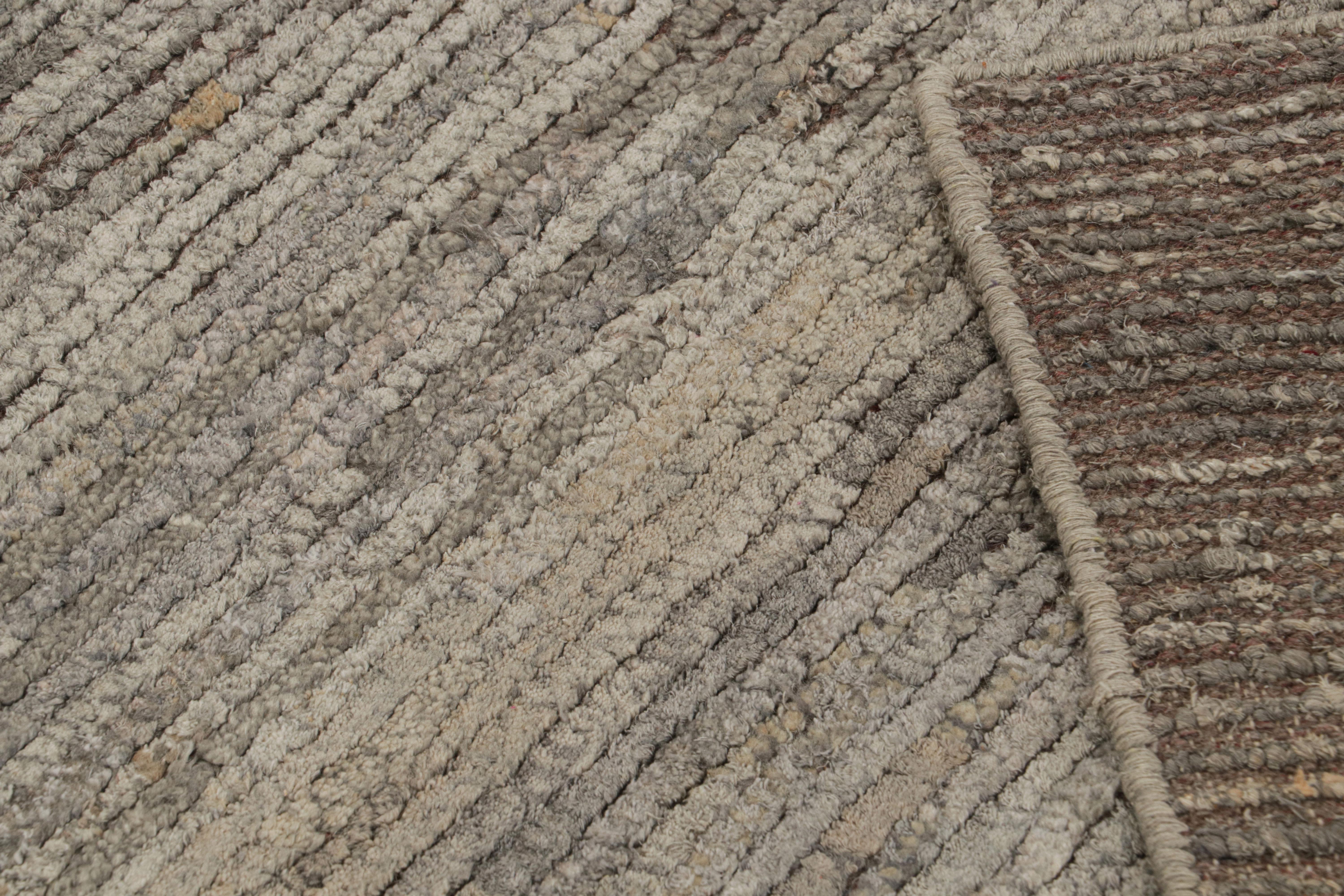 Rug & Kilim's Contemporary Strukturteppich in Grau- und Beigetönen (21. Jahrhundert und zeitgenössisch) im Angebot