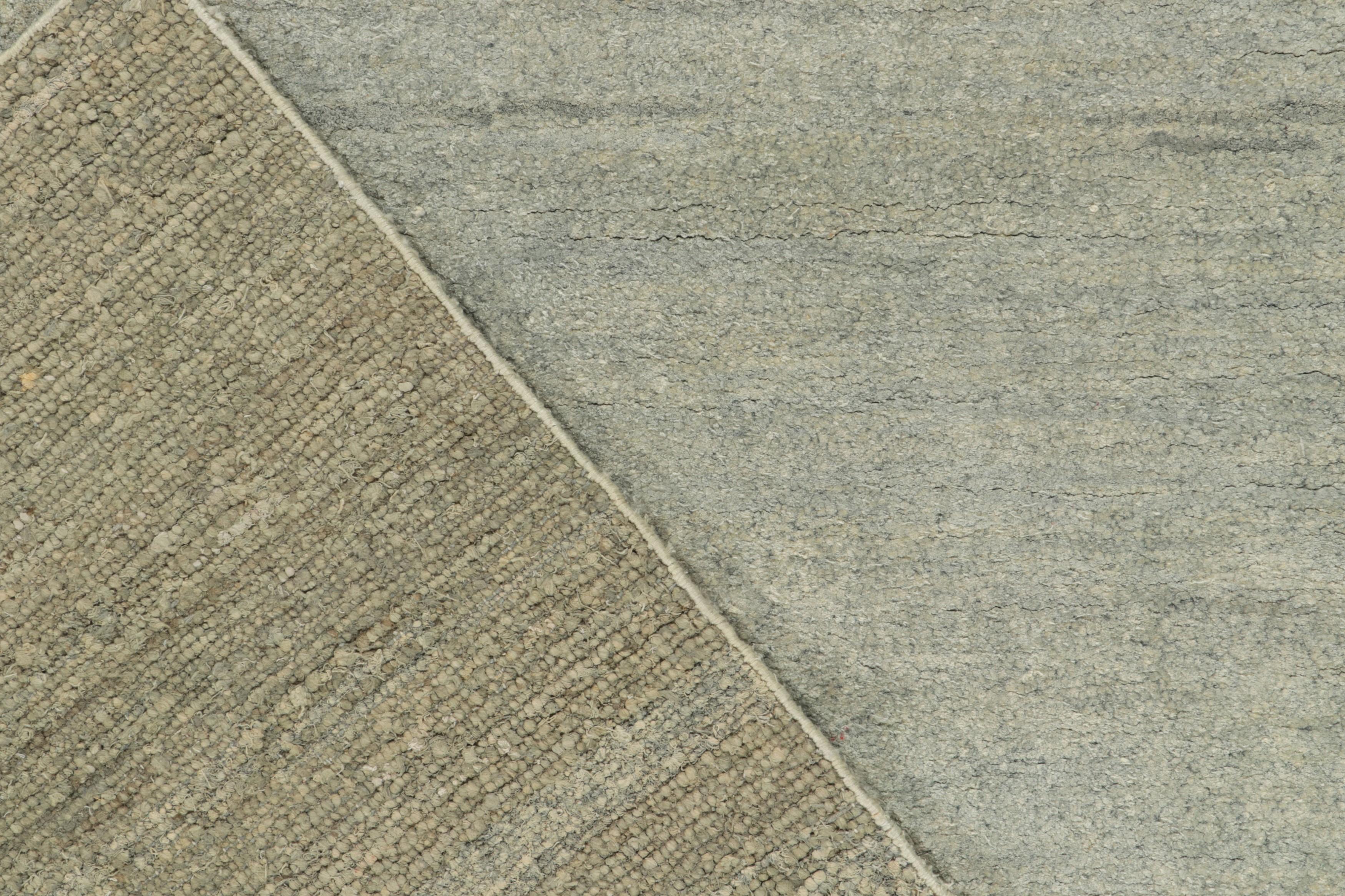 Anudado a mano en una fina mezcla de lana y seda, un centelleante diseño de 8x10 de la colección Texture of Color de Rug & Kilim. Una deliciosa mezcla de lujosas estrías grises plateadas y azules, acentuadas por un sutil brillo que complementa