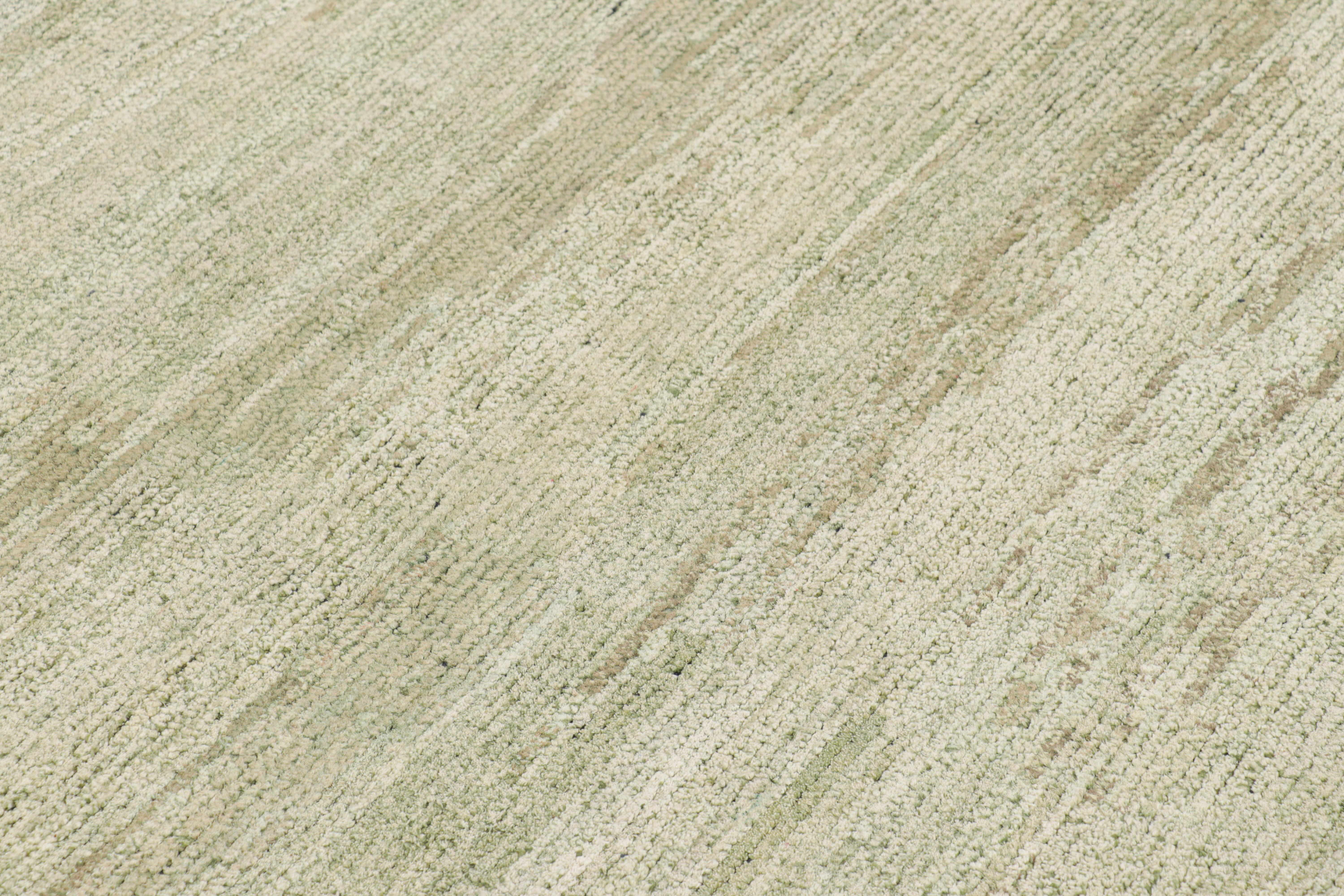 Rug & Kilim's Contemporary Strukturteppich in Grün- und Beigetönen und Schlieren (Moderne) im Angebot
