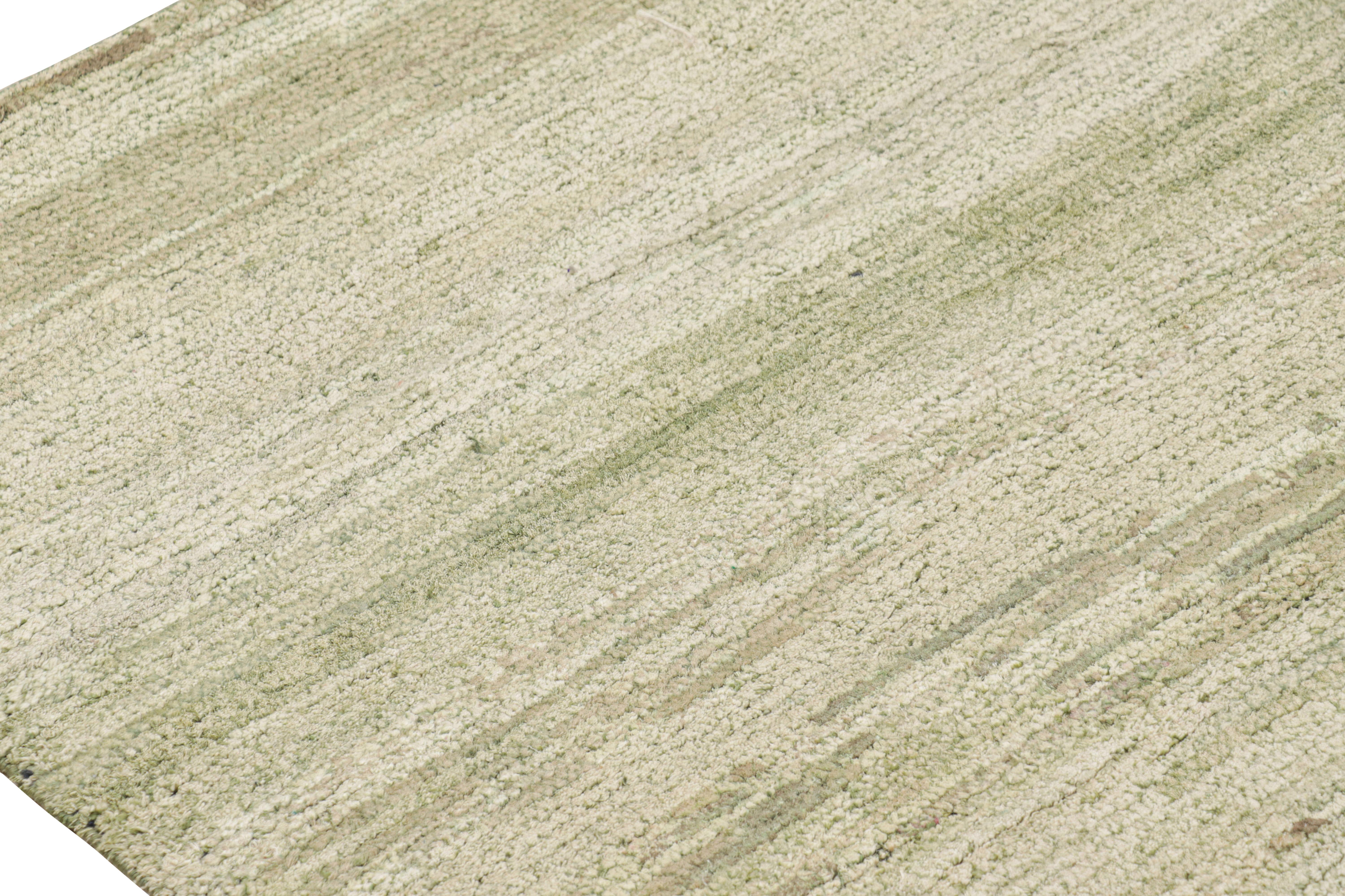 Rug & Kilim's Contemporary Strukturteppich in Grün- und Beigetönen und Schlieren im Zustand „Neu“ im Angebot in Long Island City, NY