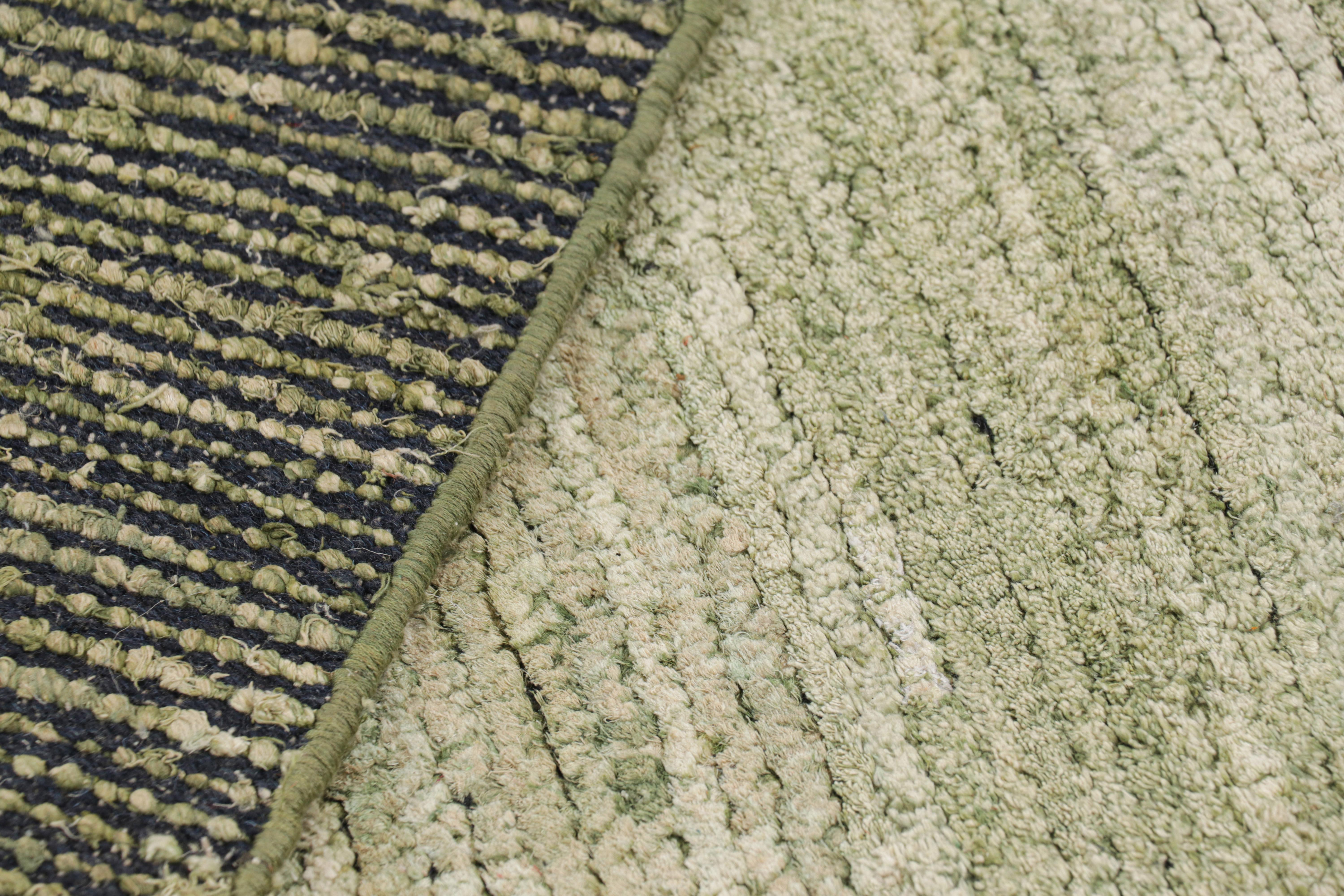 Rug & Kilim's Contemporary Strukturteppich in Grün- und Beigetönen und Schlieren (21. Jahrhundert und zeitgenössisch) im Angebot