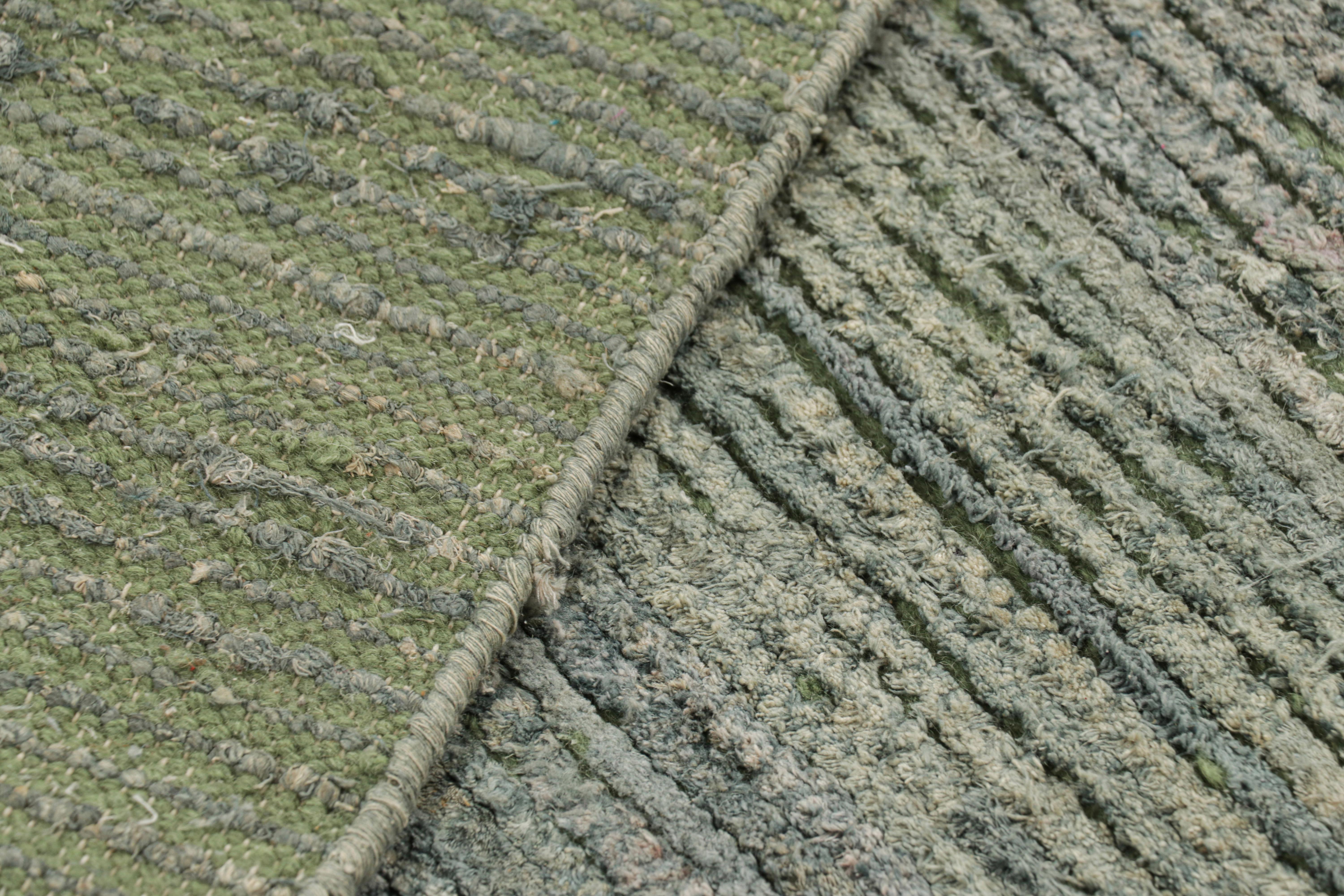 Seta Rug & Kilim è un tappeto contemporaneo dai toni verdi e blu in vendita