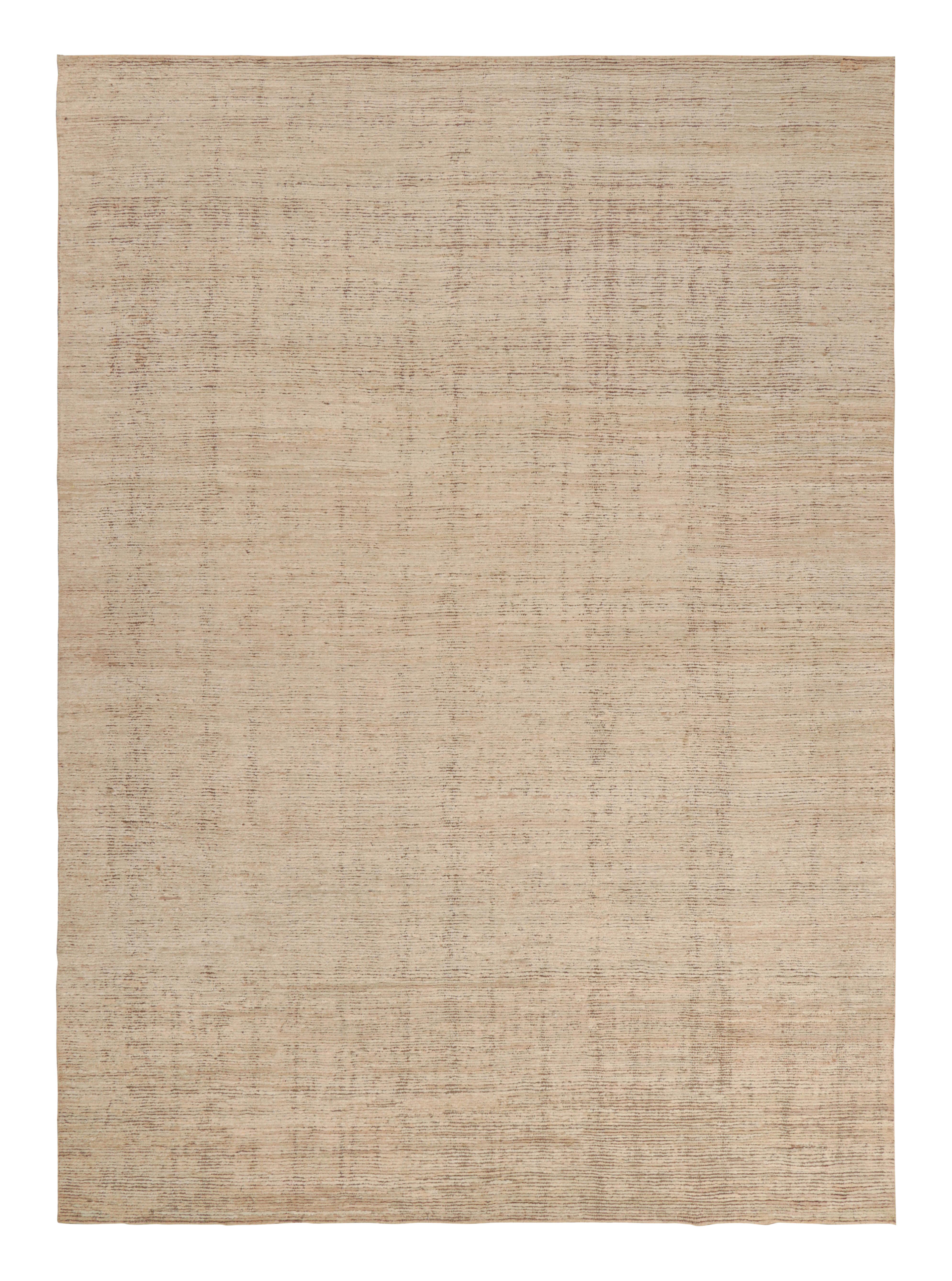 Tessuto a mano in seta, questo tappeto 10x14 rappresenta una novità contemporanea della collezione Texture of Color di Rug & Kilim.

Sul design: 

La nostra collezione di tappeti testurizzati offre un'interpretazione inventiva dei tappeti a tinta