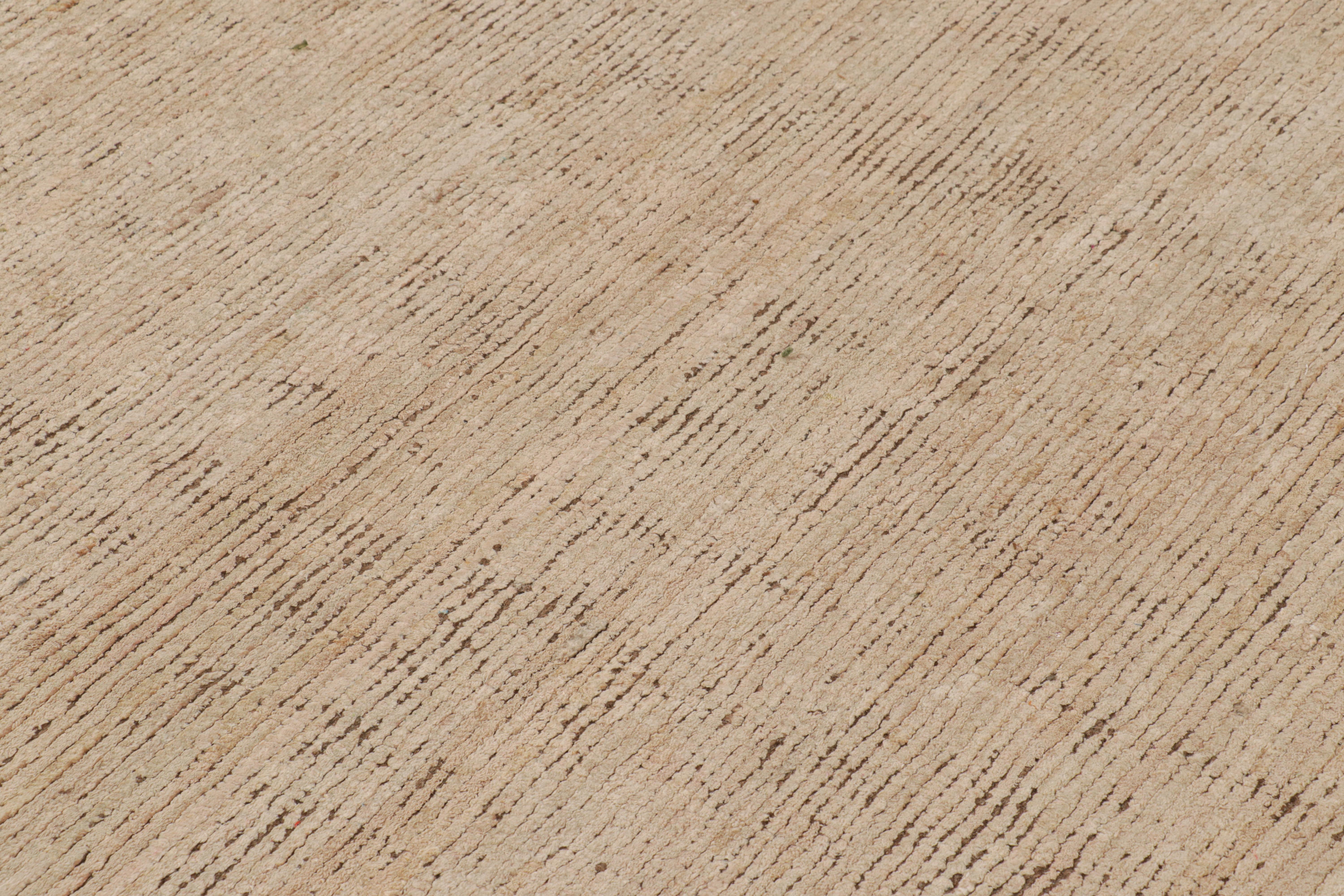 Moderno Rug & Kilim è un tappeto contemporaneo dai toni rosa e beige-marrone in vendita