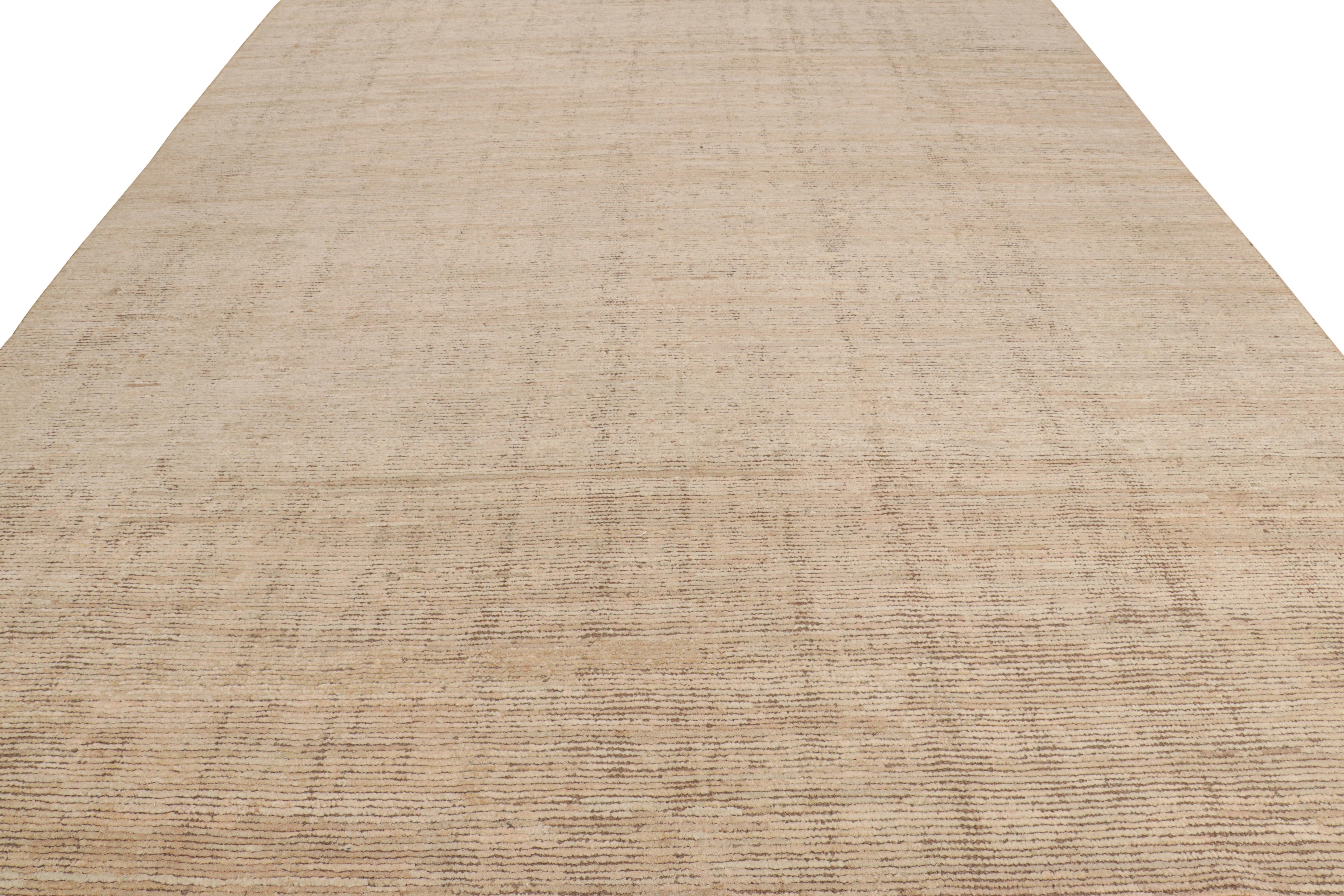 Indiano Rug & Kilim è un tappeto contemporaneo dai toni rosa e beige-marrone in vendita