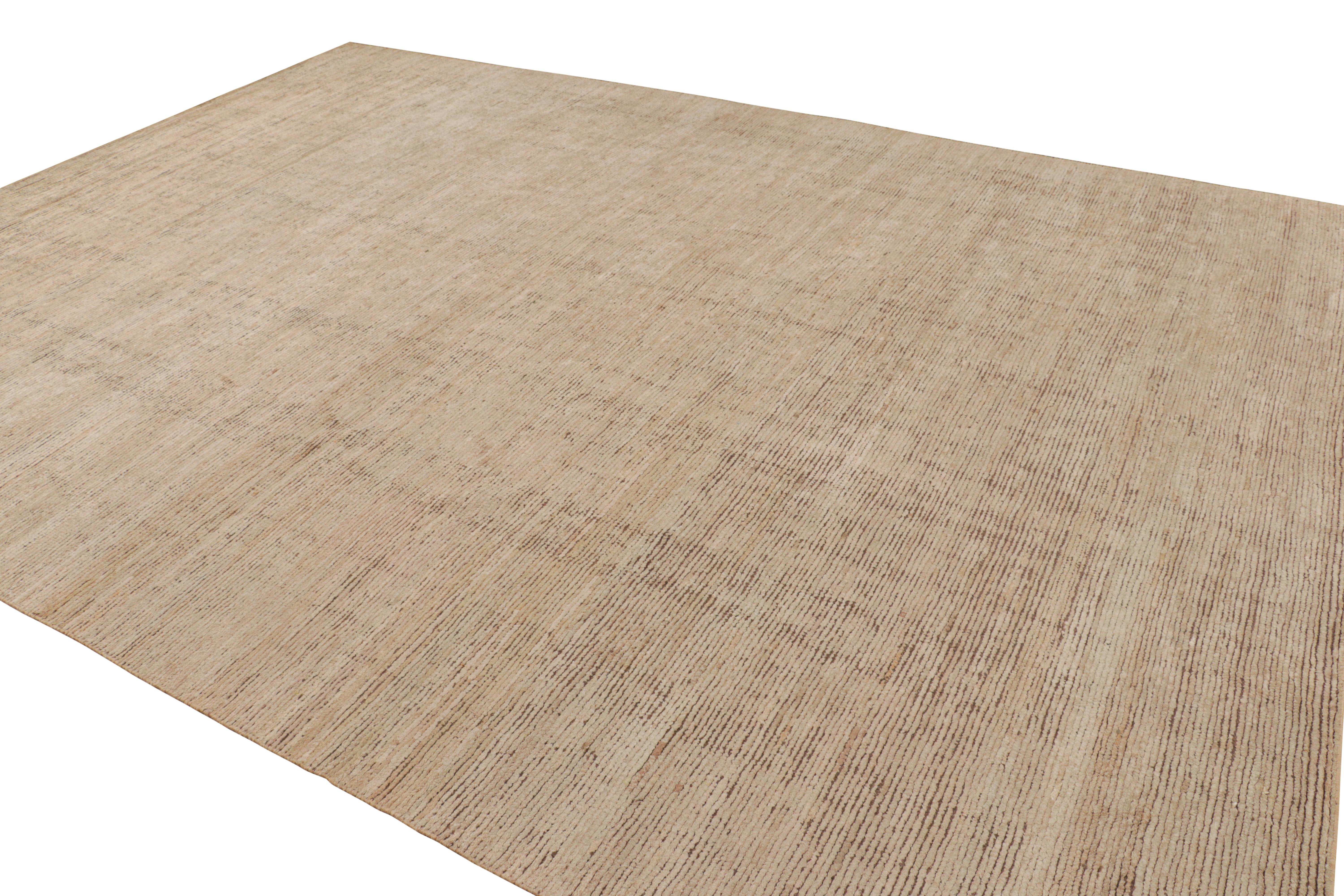 Annodato a mano Rug & Kilim è un tappeto contemporaneo dai toni rosa e beige-marrone in vendita