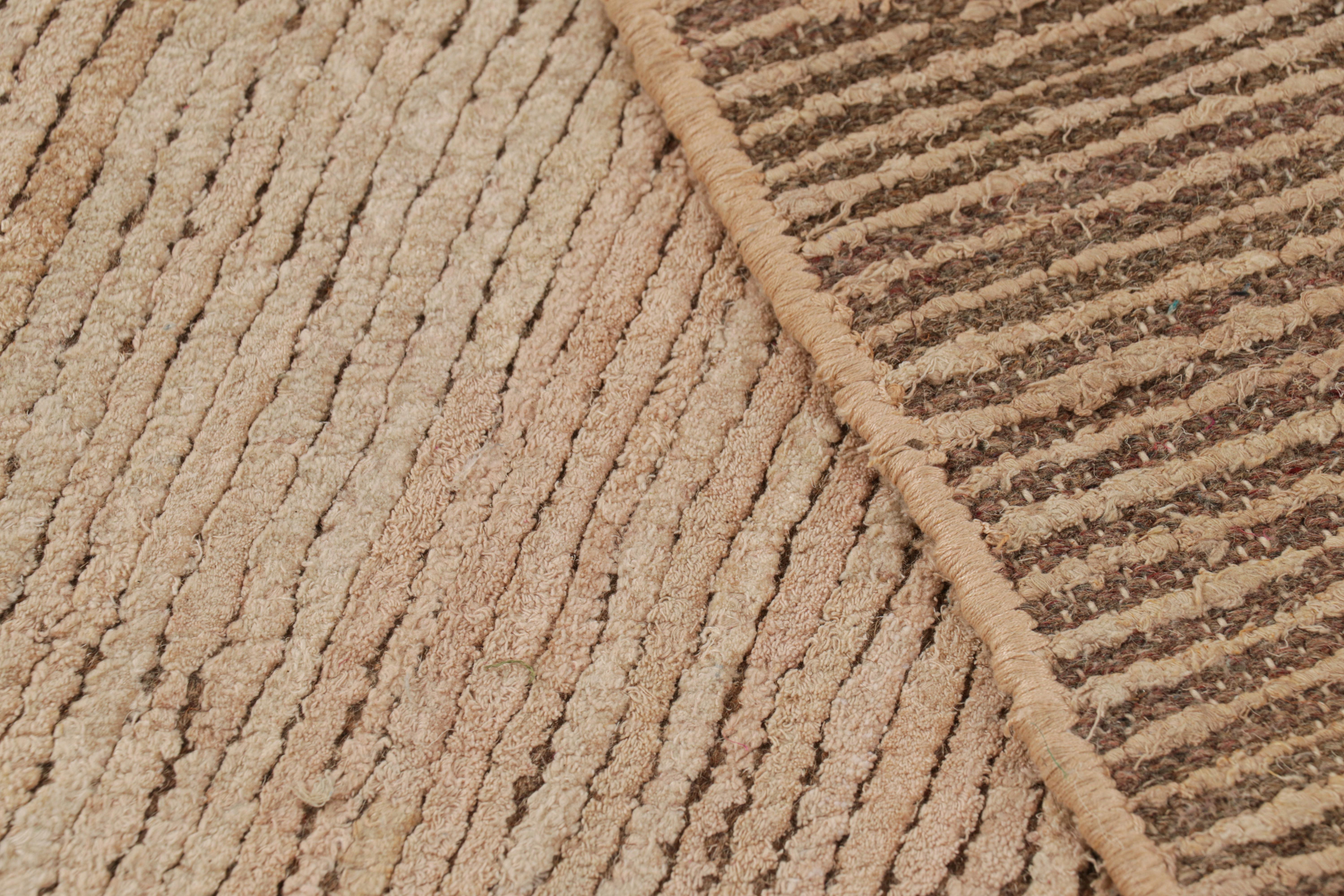 XXI secolo e contemporaneo Rug & Kilim è un tappeto contemporaneo dai toni rosa e beige-marrone in vendita