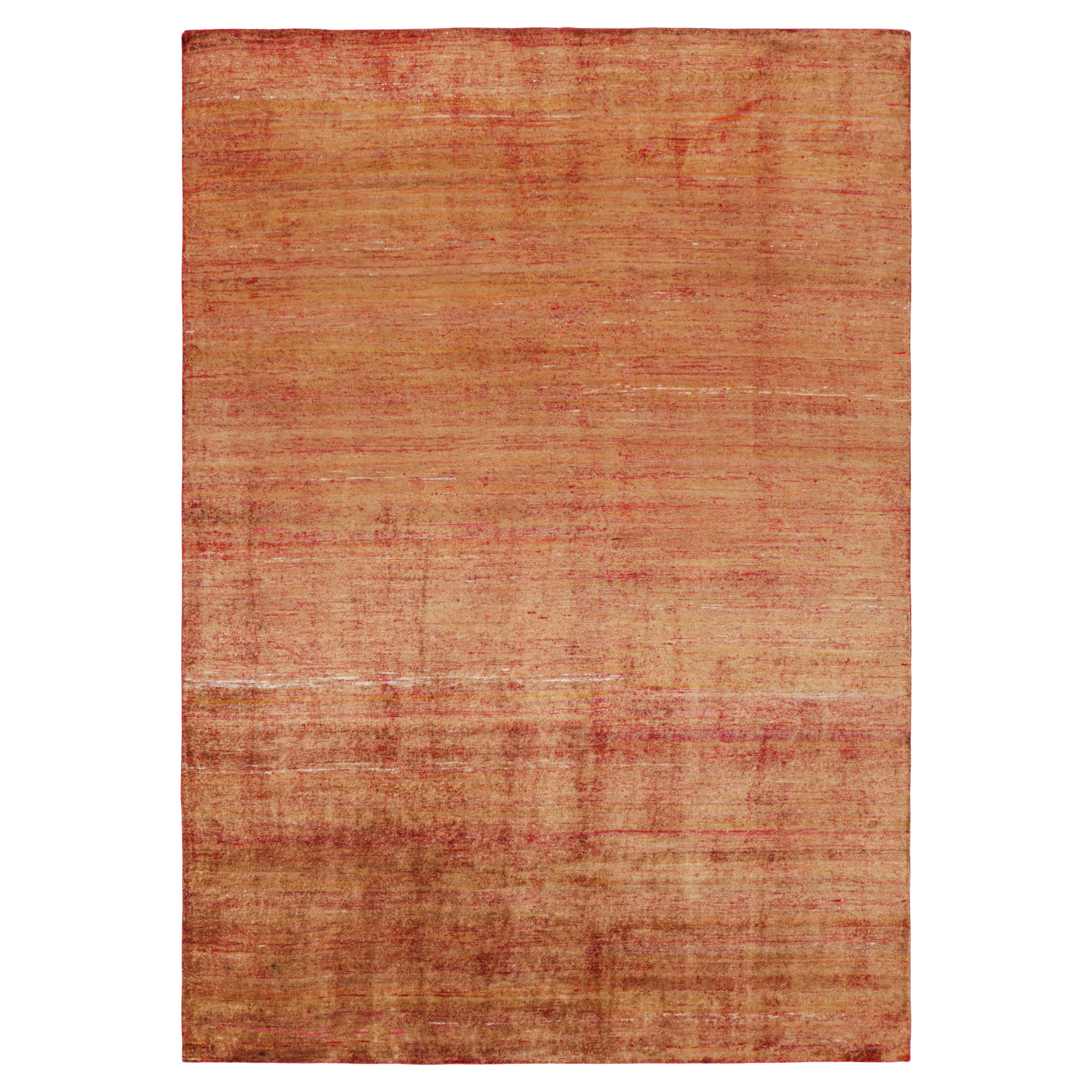 Rug & Kilim è un tappeto contemporaneo dai toni rossi e dorati in vendita