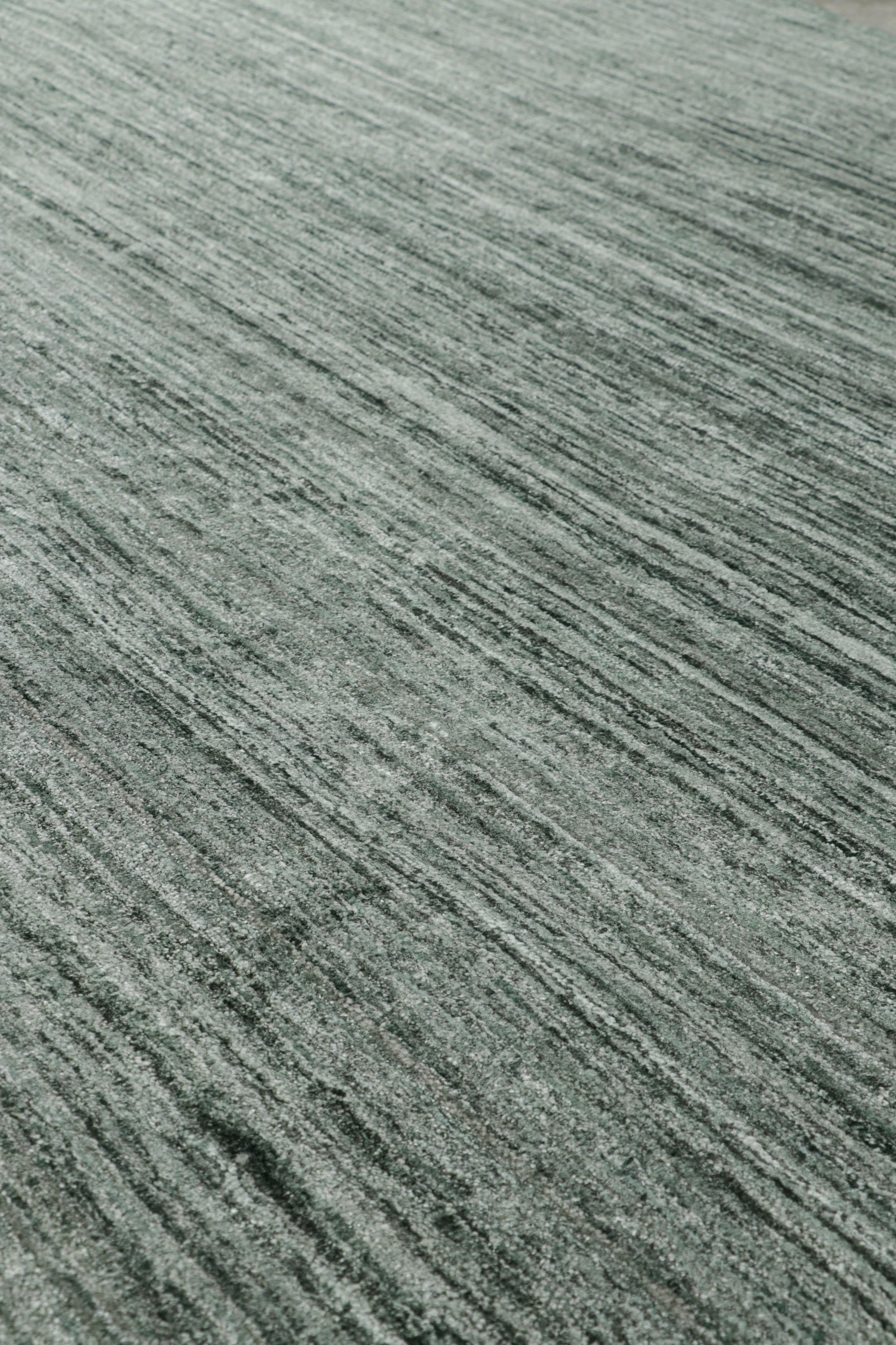 Questo tappeto 12x15 è una nuova e ricca aggiunta alla collezione di tappeti Textural di Rug & Kilim, con un'impressionante gamma di colori e un'attenzione al movimento nel suo gioco unico di strisce, striature e sottili motivi geometrici.

Sul