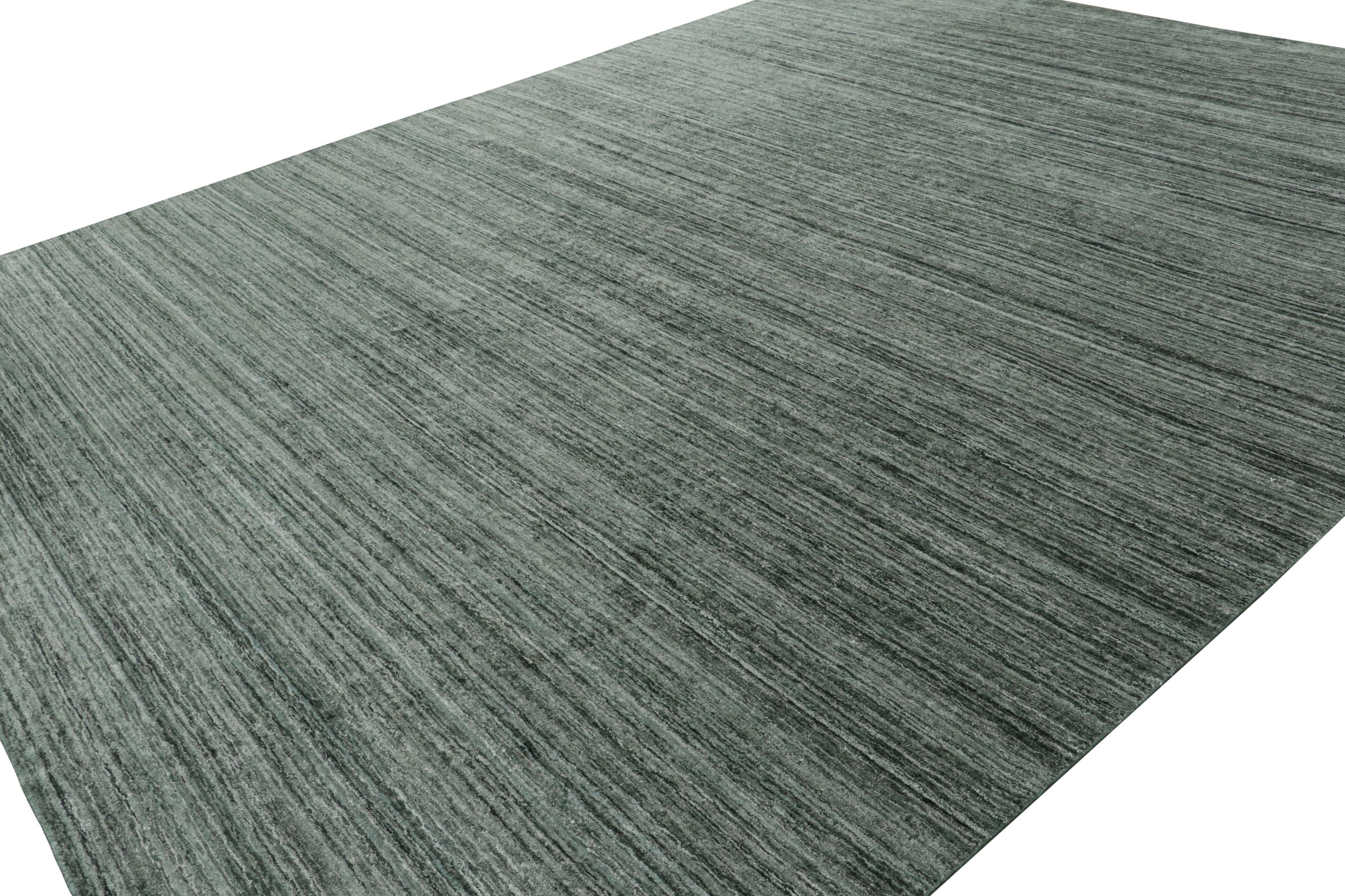 Annodato a mano Rug & Kilim è un tappeto contemporaneo dai toni verde acqua, blu e striature. in vendita