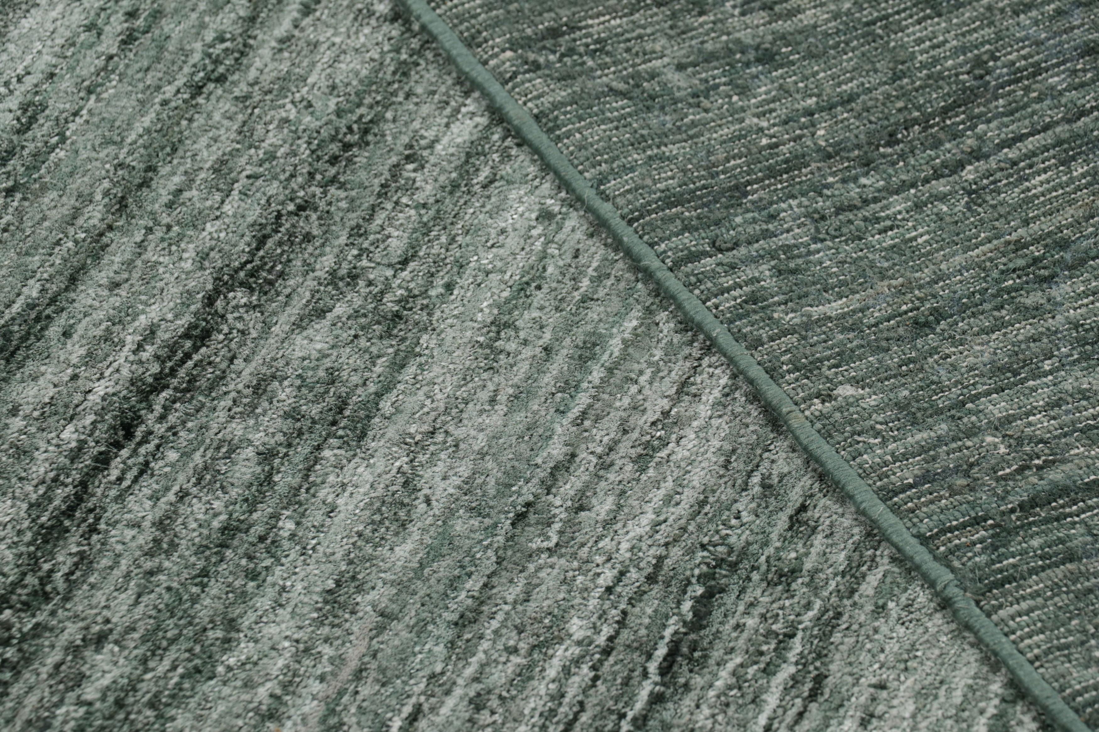 Seta Rug & Kilim è un tappeto contemporaneo dai toni verde acqua, blu e striature. in vendita