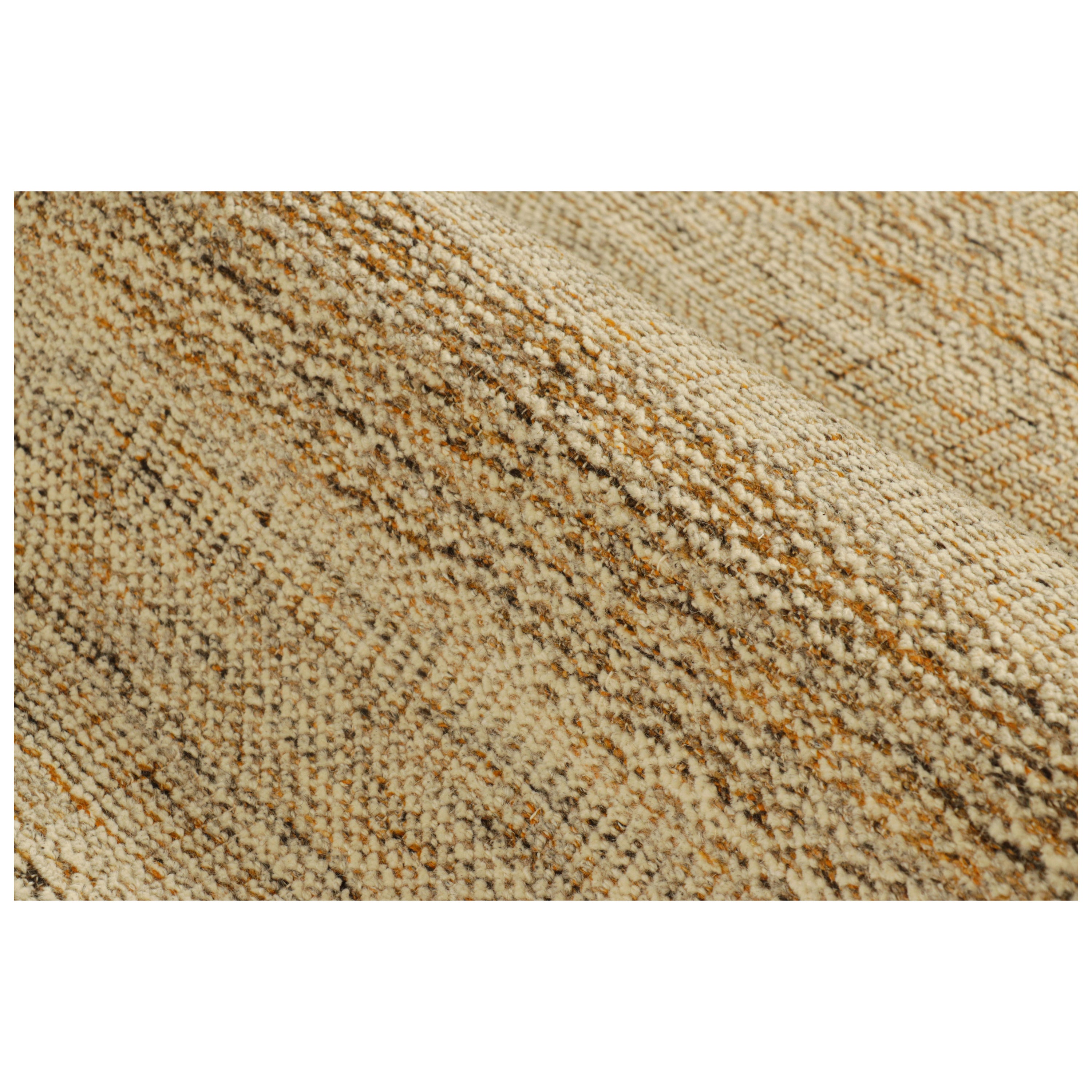 Rug & Kilim è un tappeto contemporaneo dai toni beige/marroni.