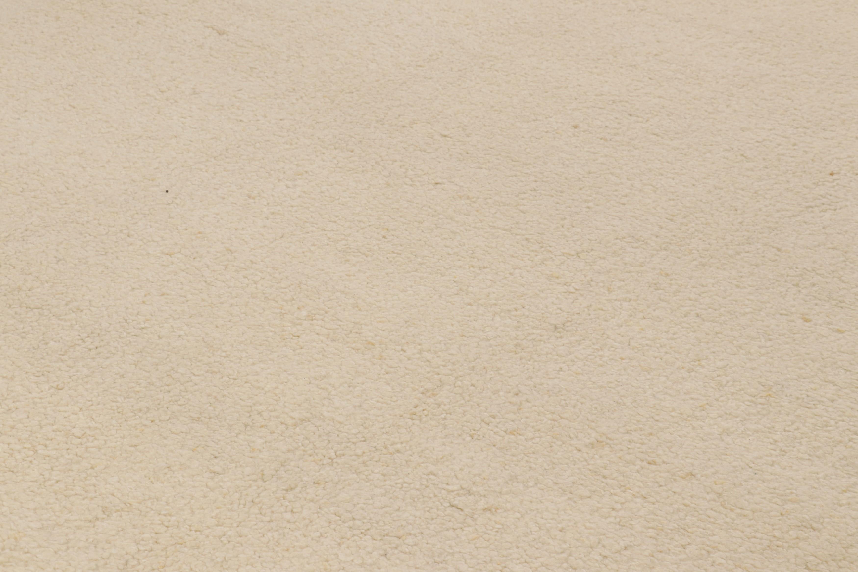 Moderno Rug & Kilim è un tappeto contemporaneo dai toni beige, crema e bianchi. in vendita