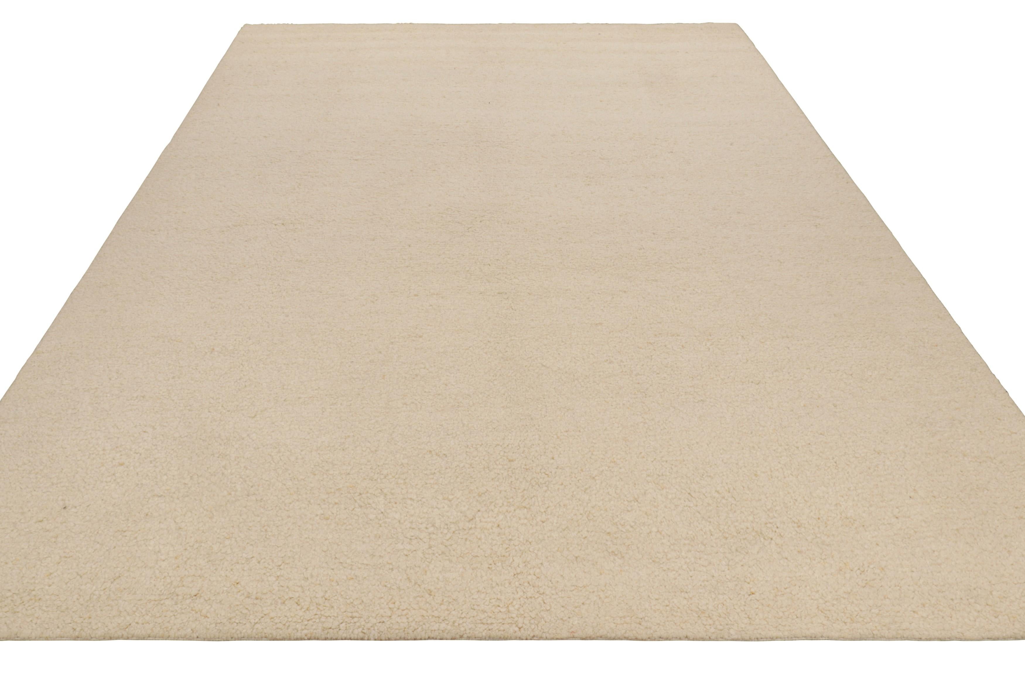 Annodato a mano Rug & Kilim è un tappeto contemporaneo dai toni beige, crema e bianchi. in vendita