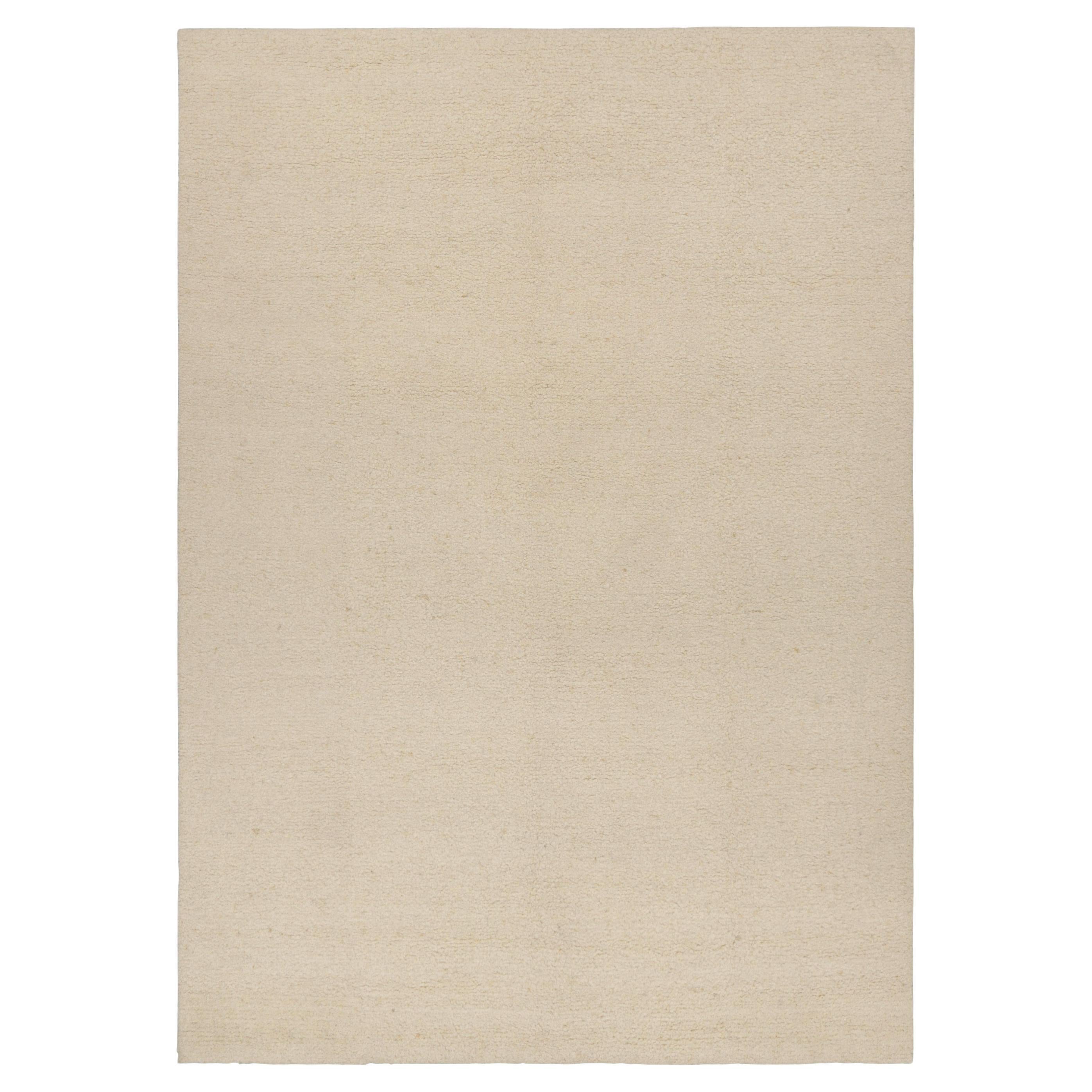 Rug & Kilim è un tappeto contemporaneo dai toni beige, crema e bianchi.