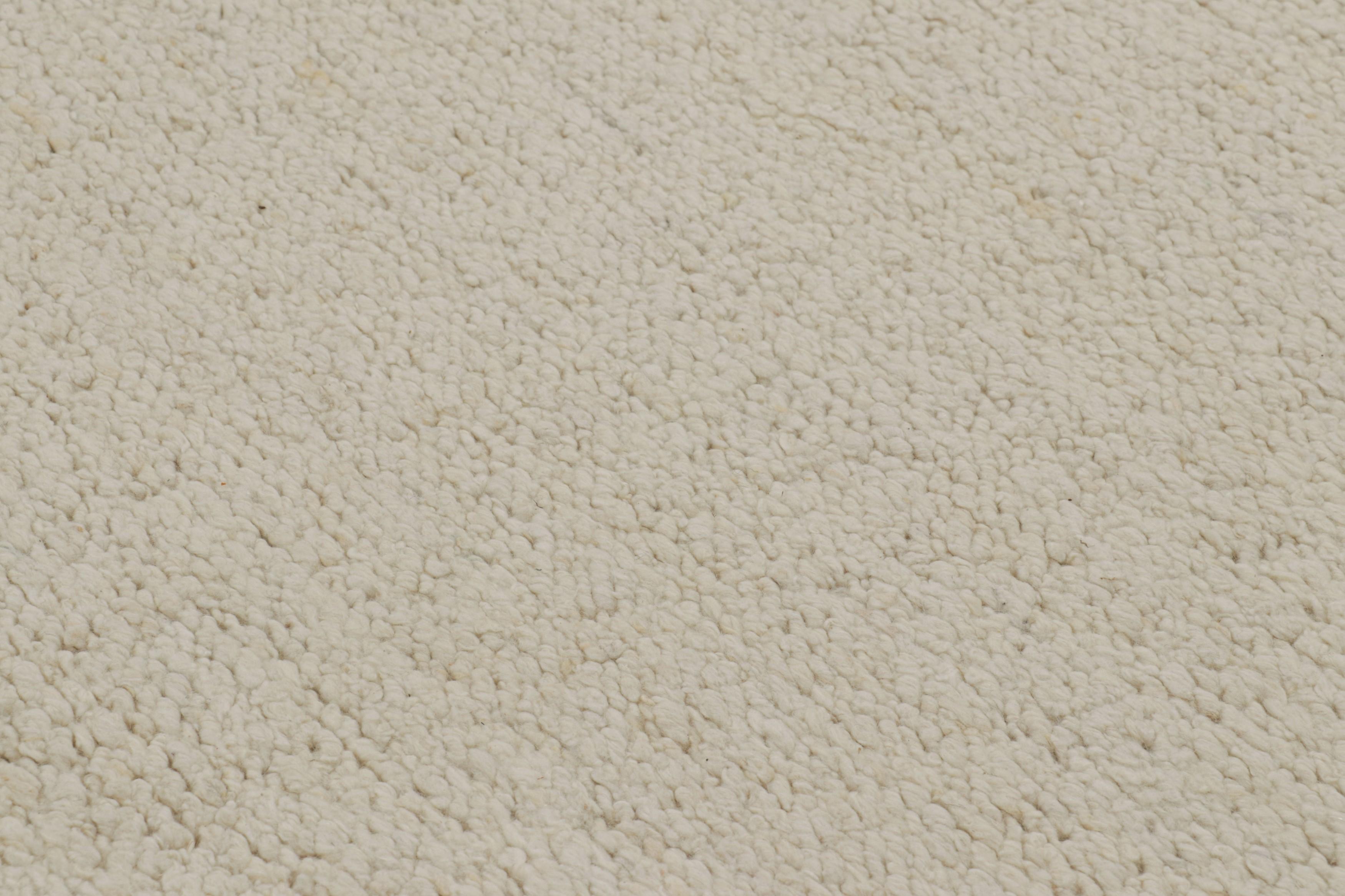 Moderno Rug & Kilim è un tappeto dalla texture contemporanea nei toni del crema e del bianco sporco. in vendita