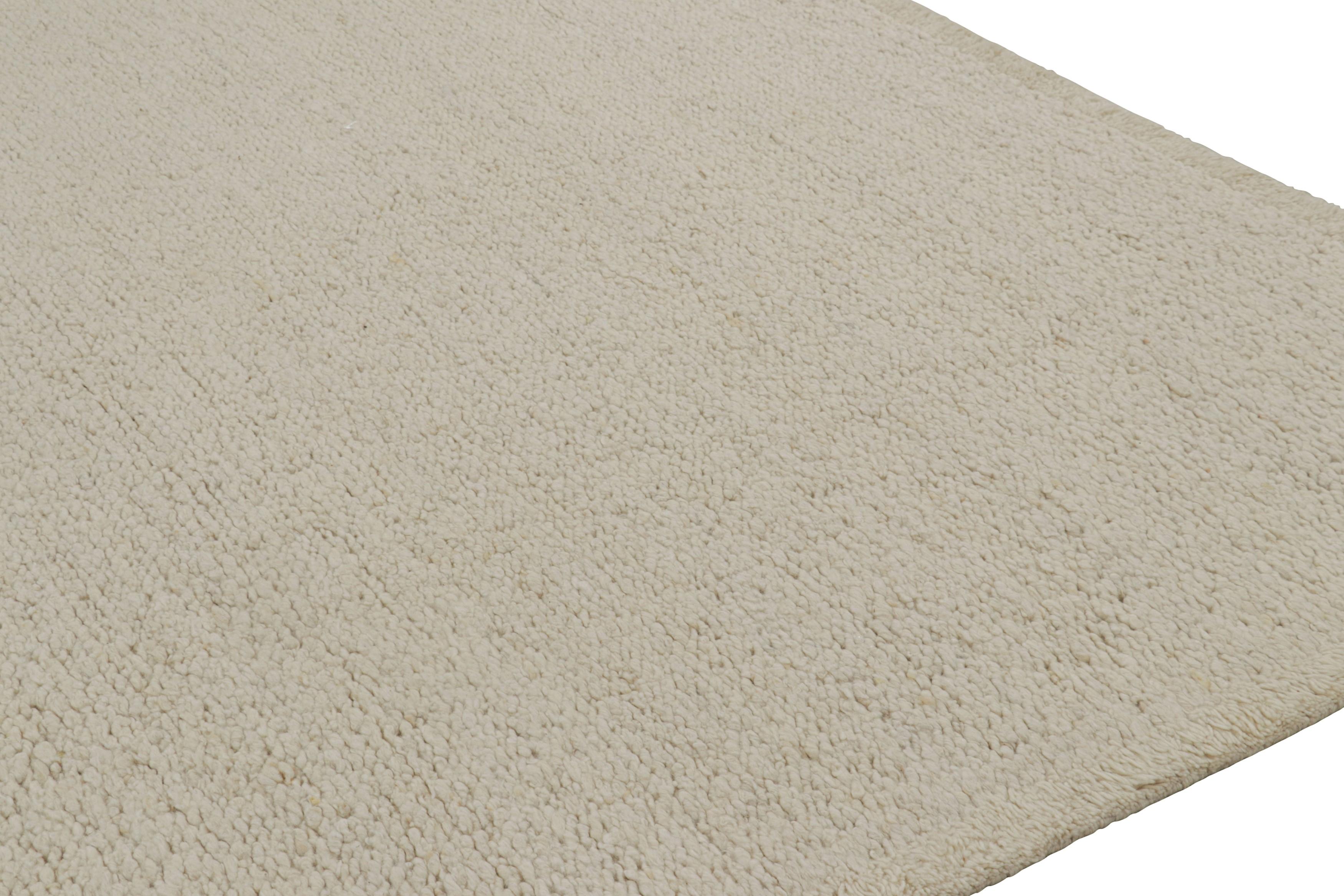 Indiano Rug & Kilim è un tappeto dalla texture contemporanea nei toni del crema e del bianco sporco. in vendita
