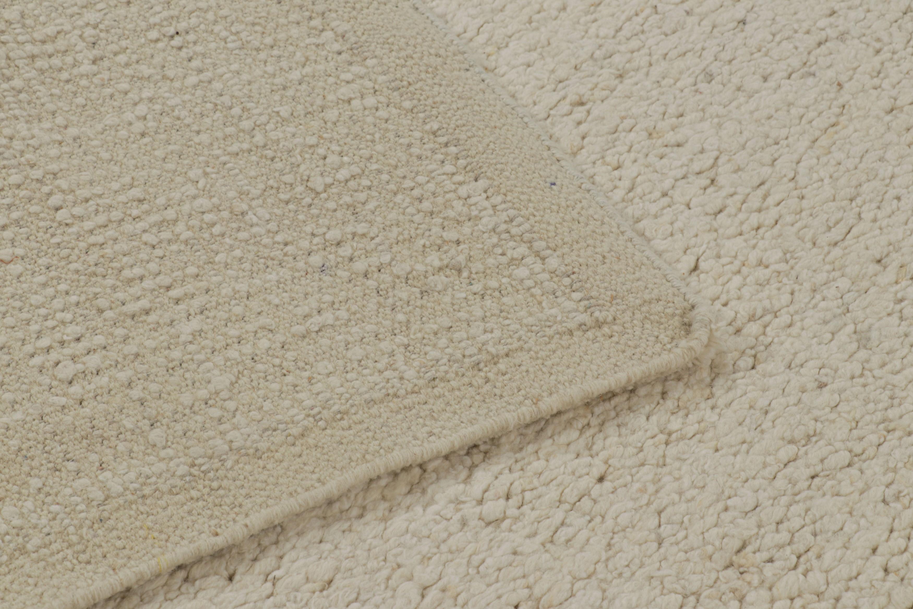 XXI secolo e contemporaneo Rug & Kilim è un tappeto dalla texture contemporanea nei toni del crema e del bianco sporco. in vendita