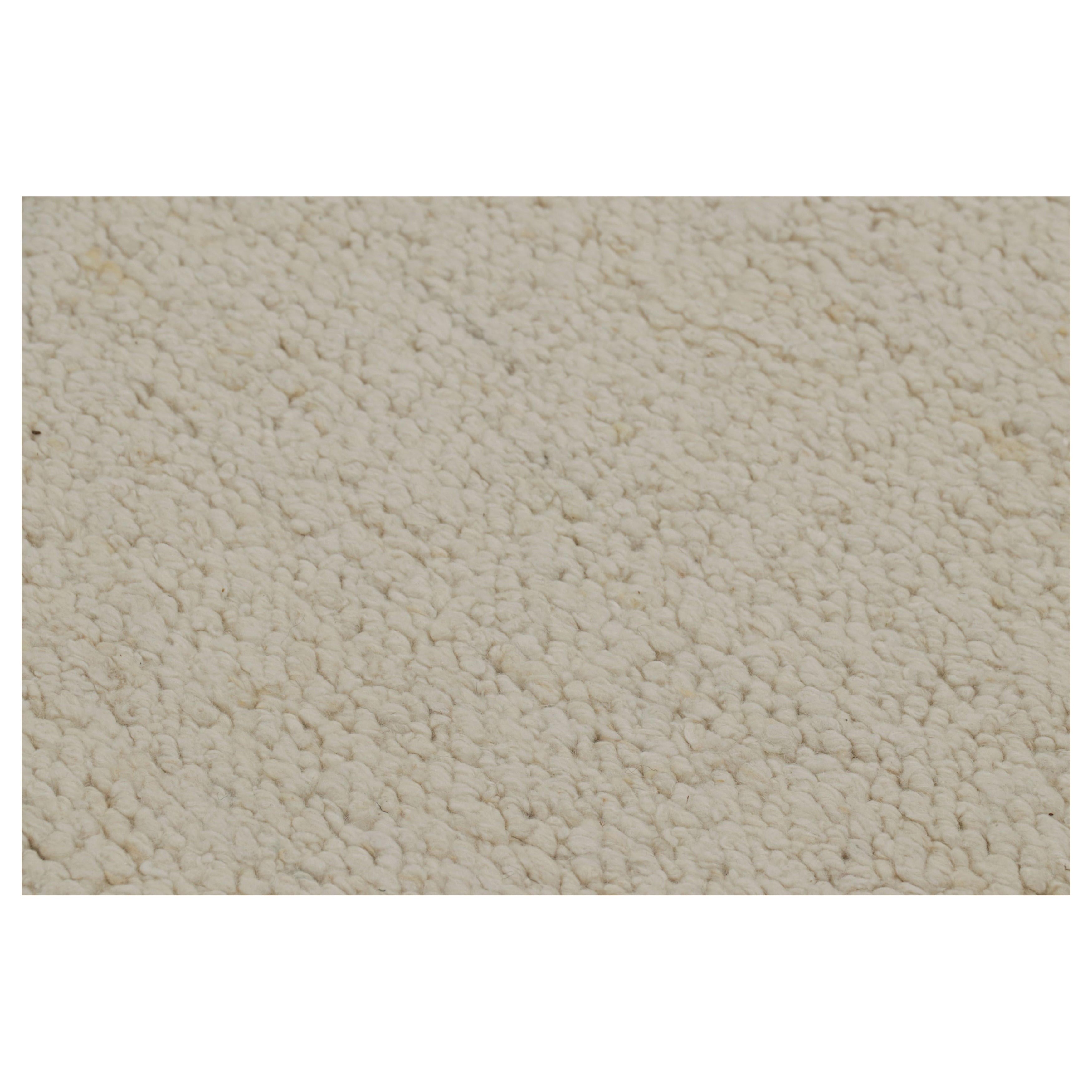 Rug & Kilim è un tappeto dalla texture contemporanea nei toni del crema e del bianco sporco.