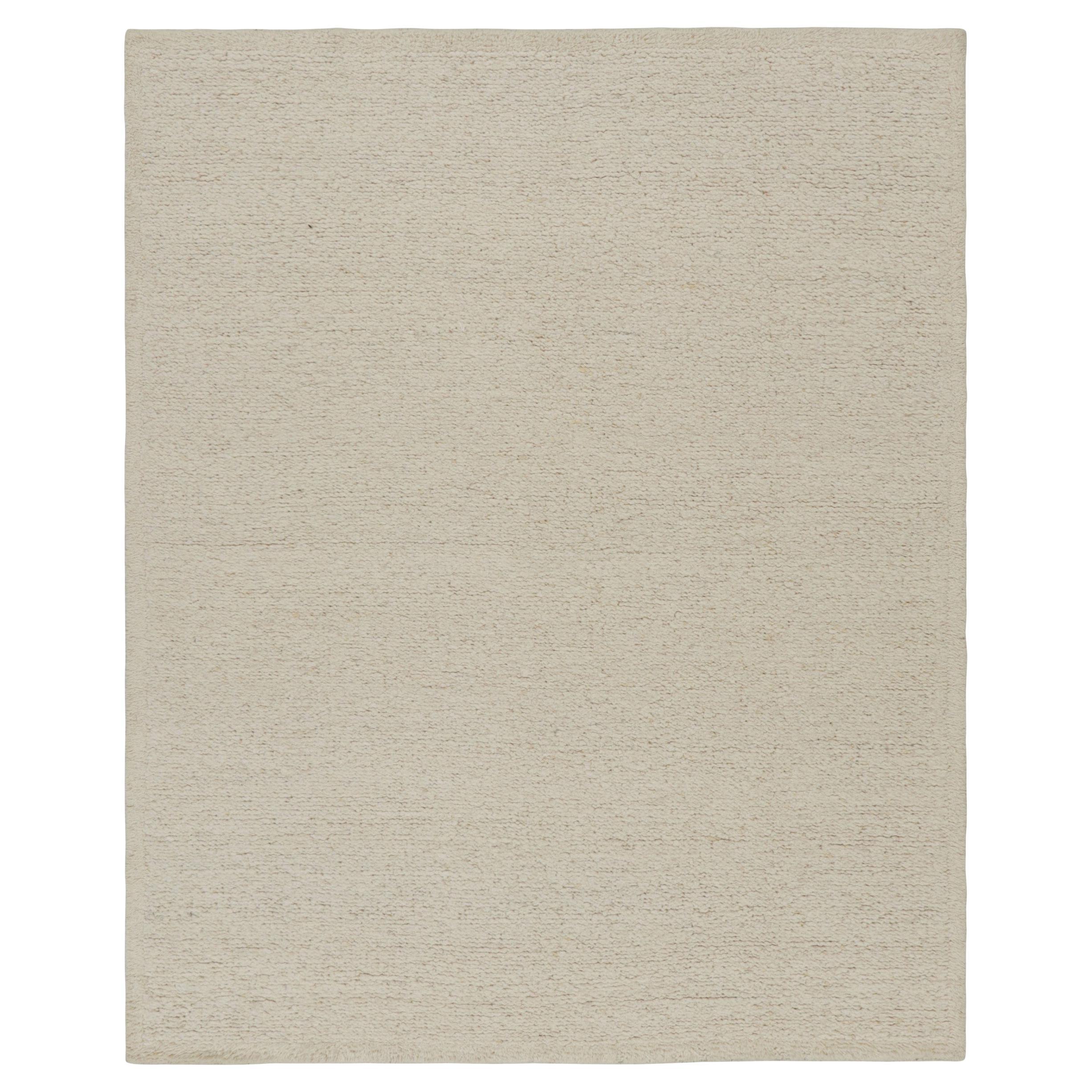 Rug & Kilim è un tappeto dalla texture contemporanea nei toni del crema e del bianco sporco.