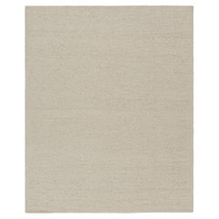 Rug & Kilim è un tappeto dalla texture contemporanea nei toni del crema e del bianco sporco.