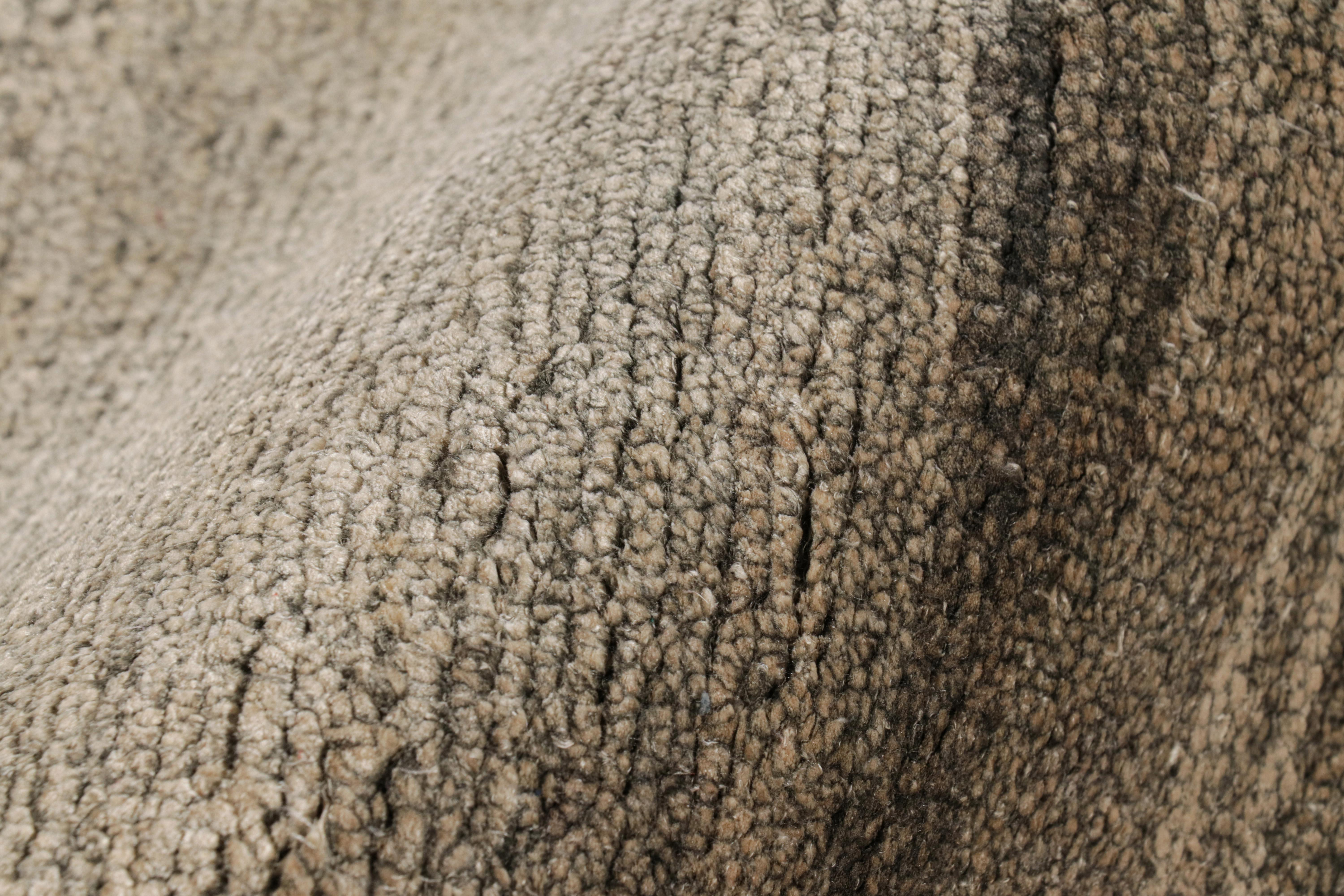 Rug & Kilim's Contemporary Strukturteppich in Grautönen (Moderne) im Angebot