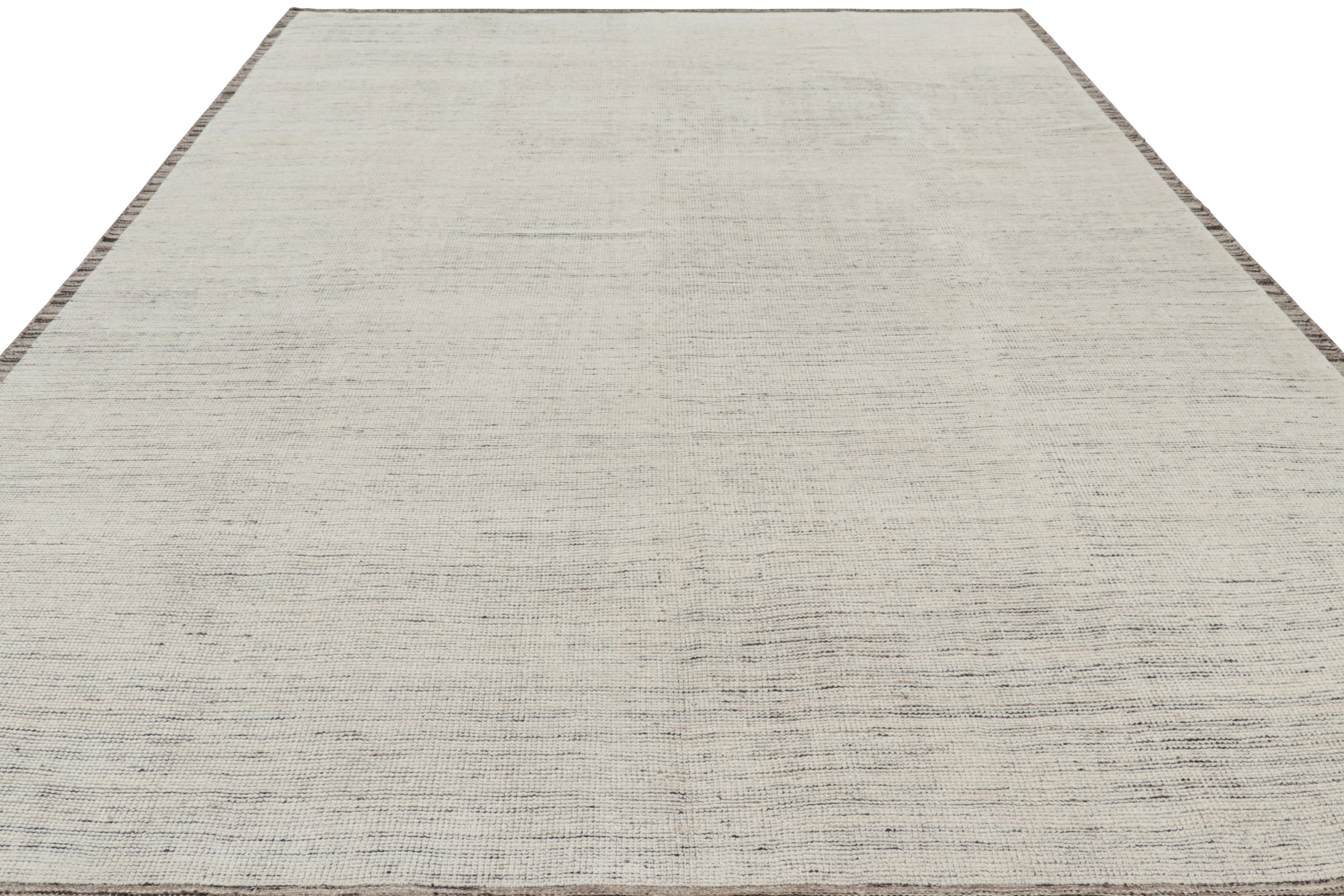 Annodato a mano Rug & Kilim è un tappeto contemporaneo dai toni bianchi e dalle striature. in vendita