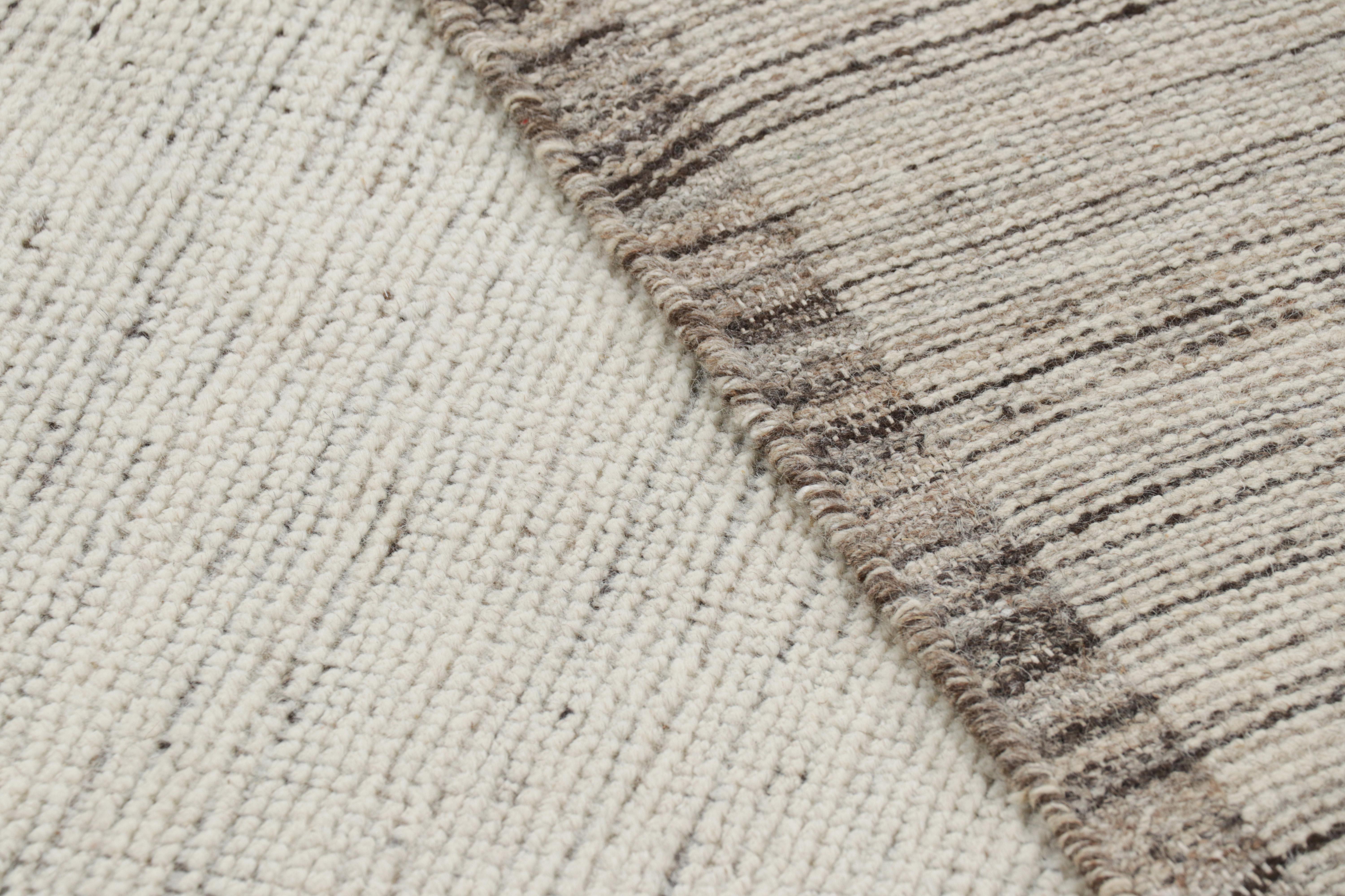 XXI secolo e contemporaneo Rug & Kilim è un tappeto contemporaneo dai toni bianchi e dalle striature. in vendita