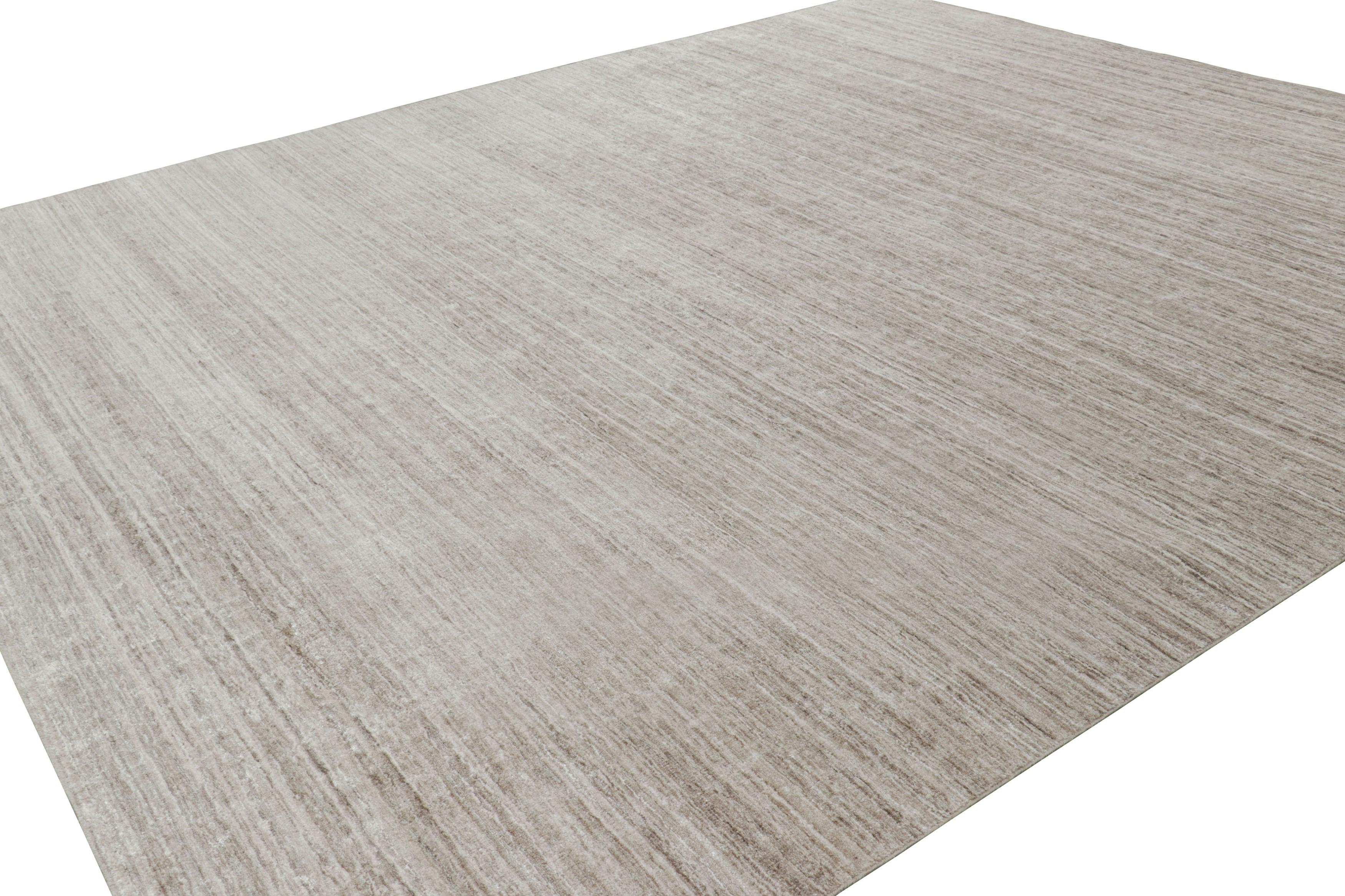 Annodato a mano Rug & Kilim è un tappeto contemporaneo dai toni beige e crema e dalle striature. in vendita