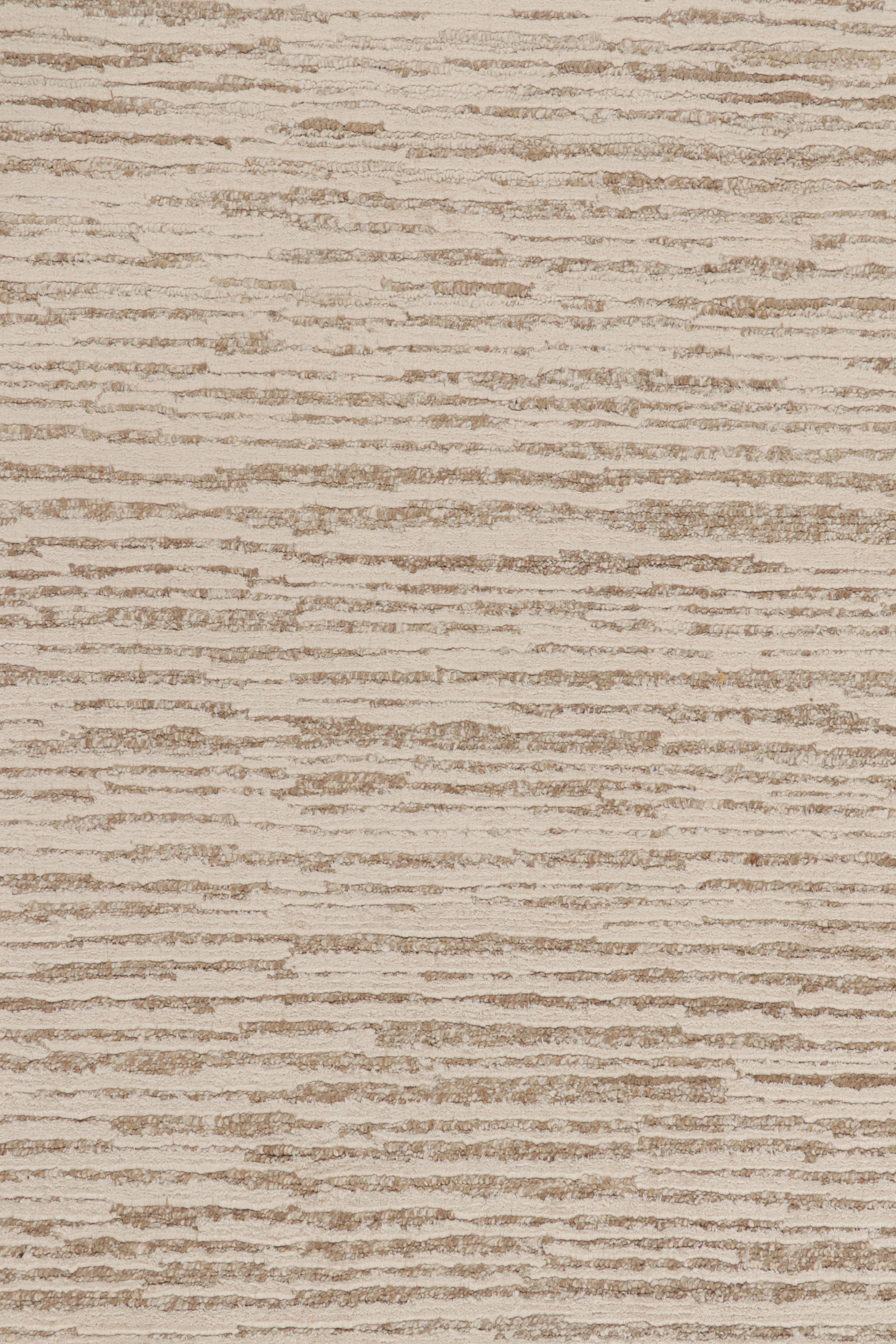 Indiano Rug & Kilim è un tappeto contemporaneo dai toni beige e bianco crema. in vendita