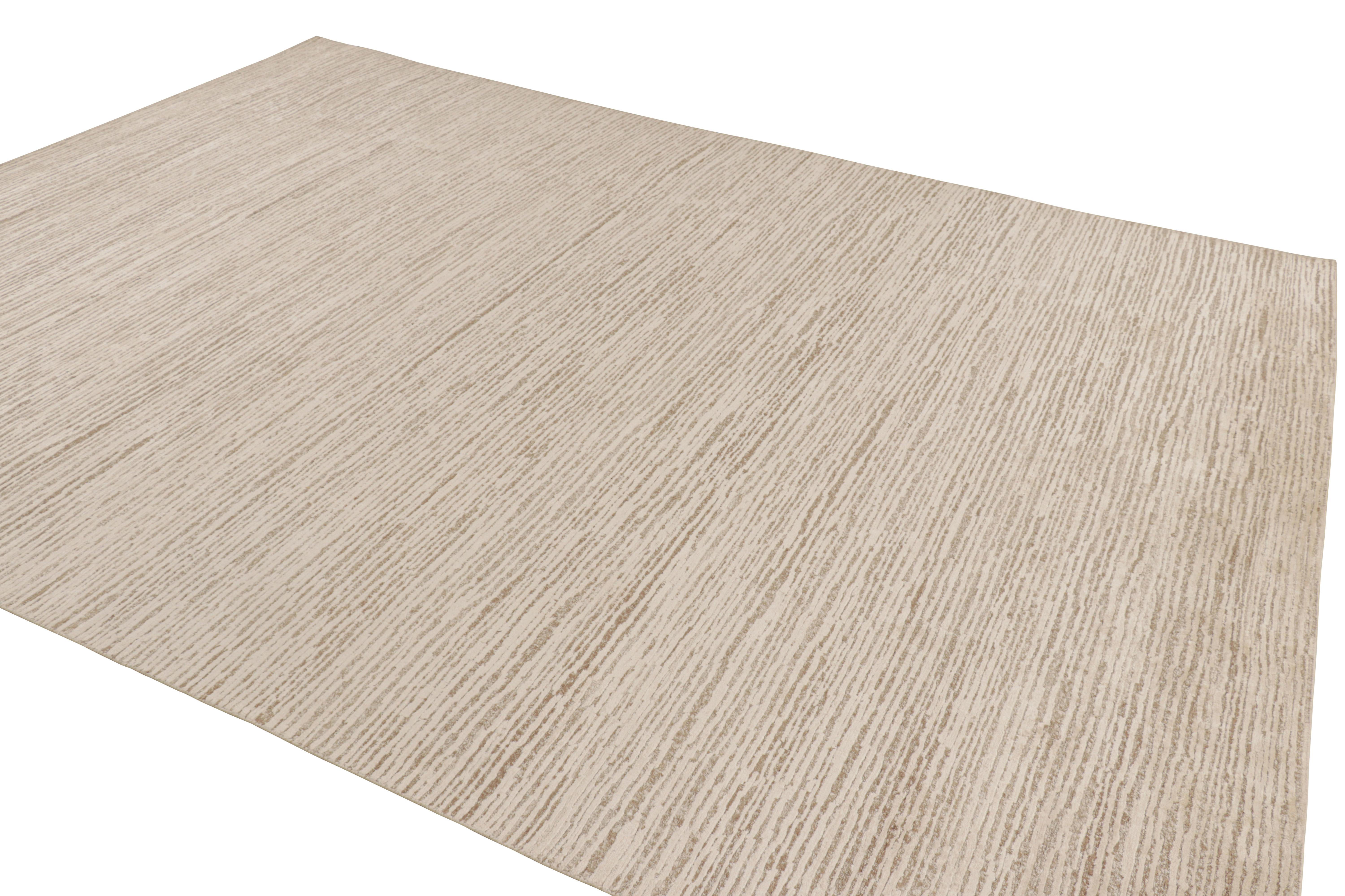 Annodato a mano Rug & Kilim è un tappeto contemporaneo dai toni beige e bianco crema. in vendita