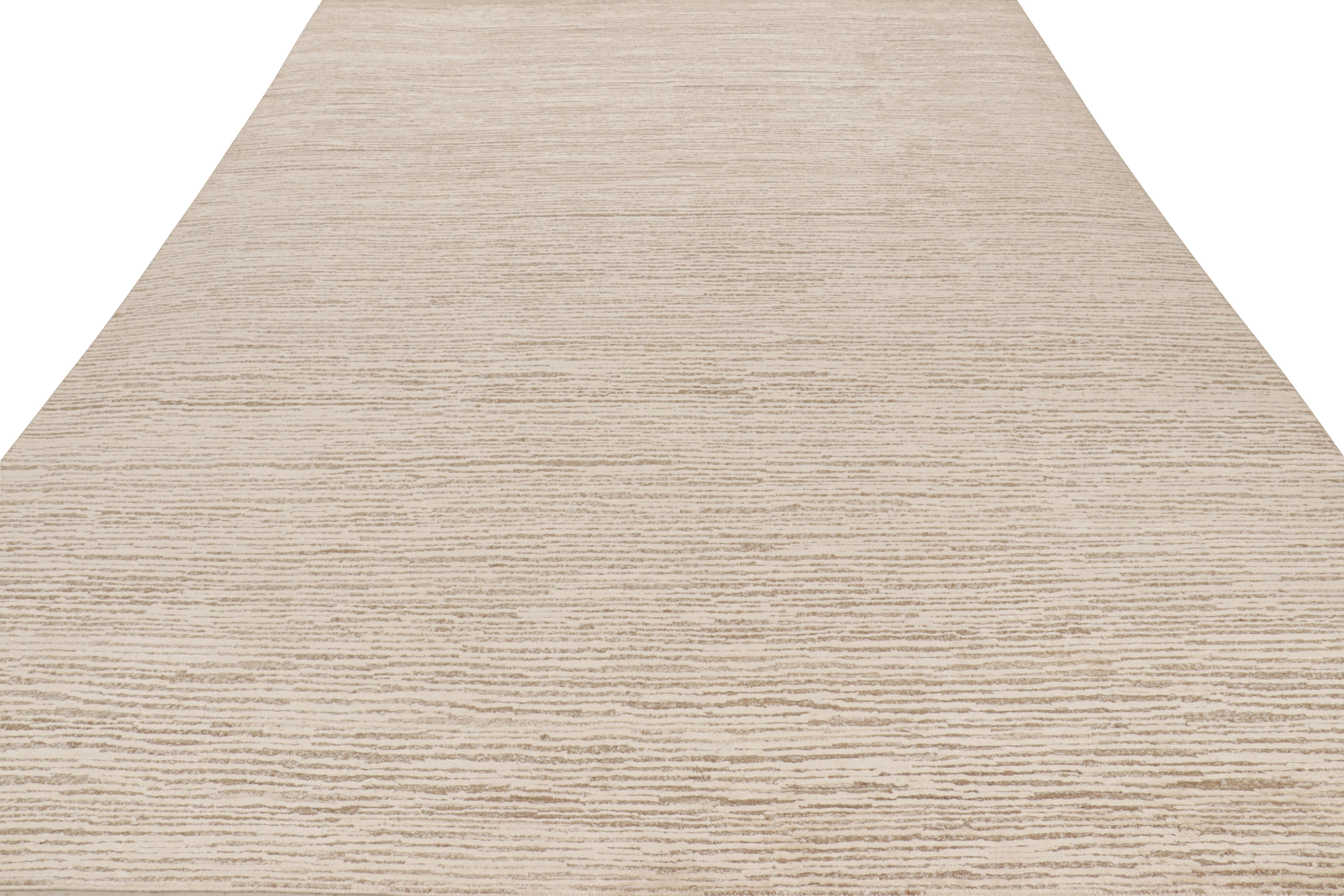 Rug & Kilim è un tappeto contemporaneo dai toni beige e bianco crema. In condizioni Nuovo in vendita a Long Island City, NY