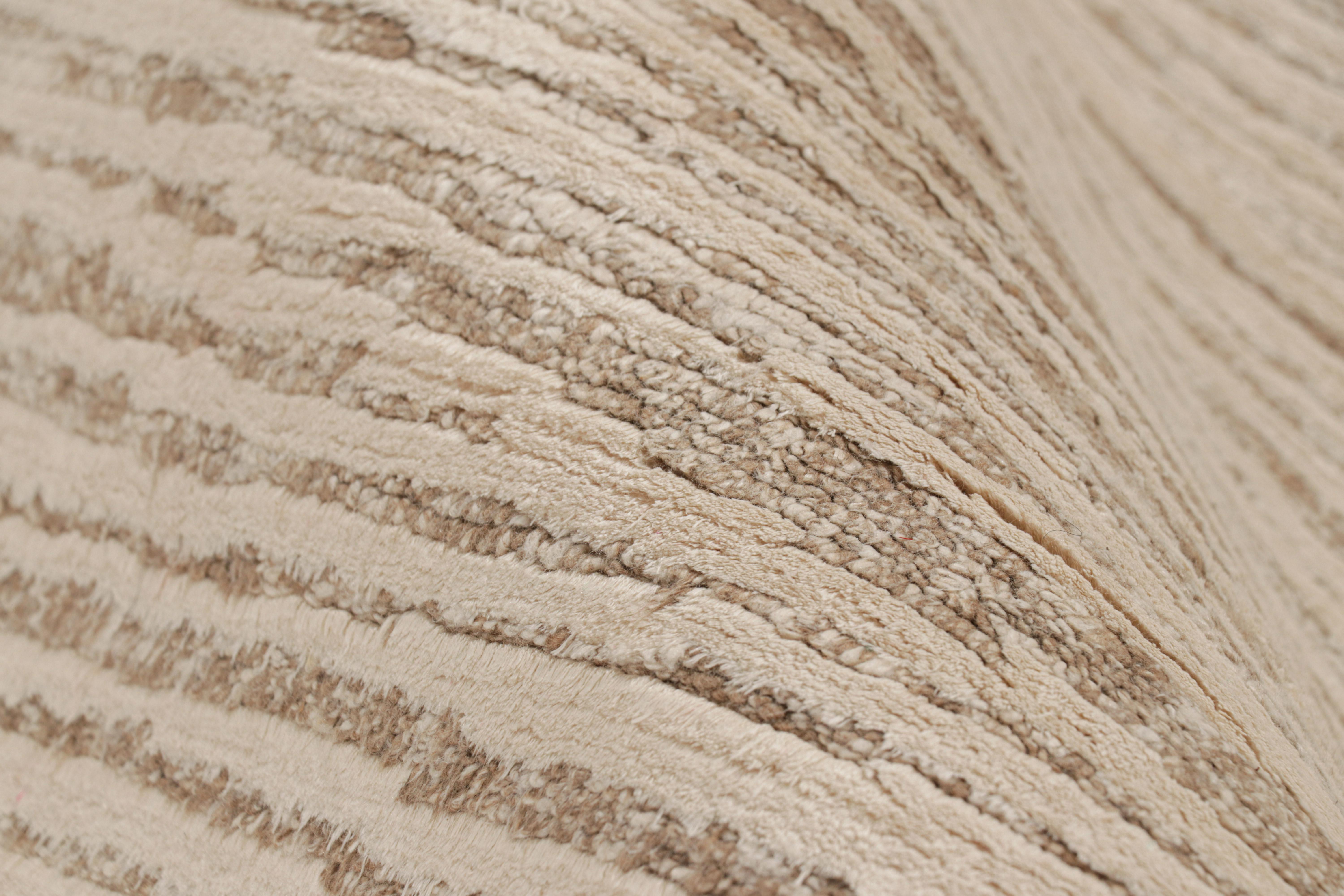 XXI secolo e contemporaneo Rug & Kilim è un tappeto contemporaneo dai toni beige e bianco crema. in vendita