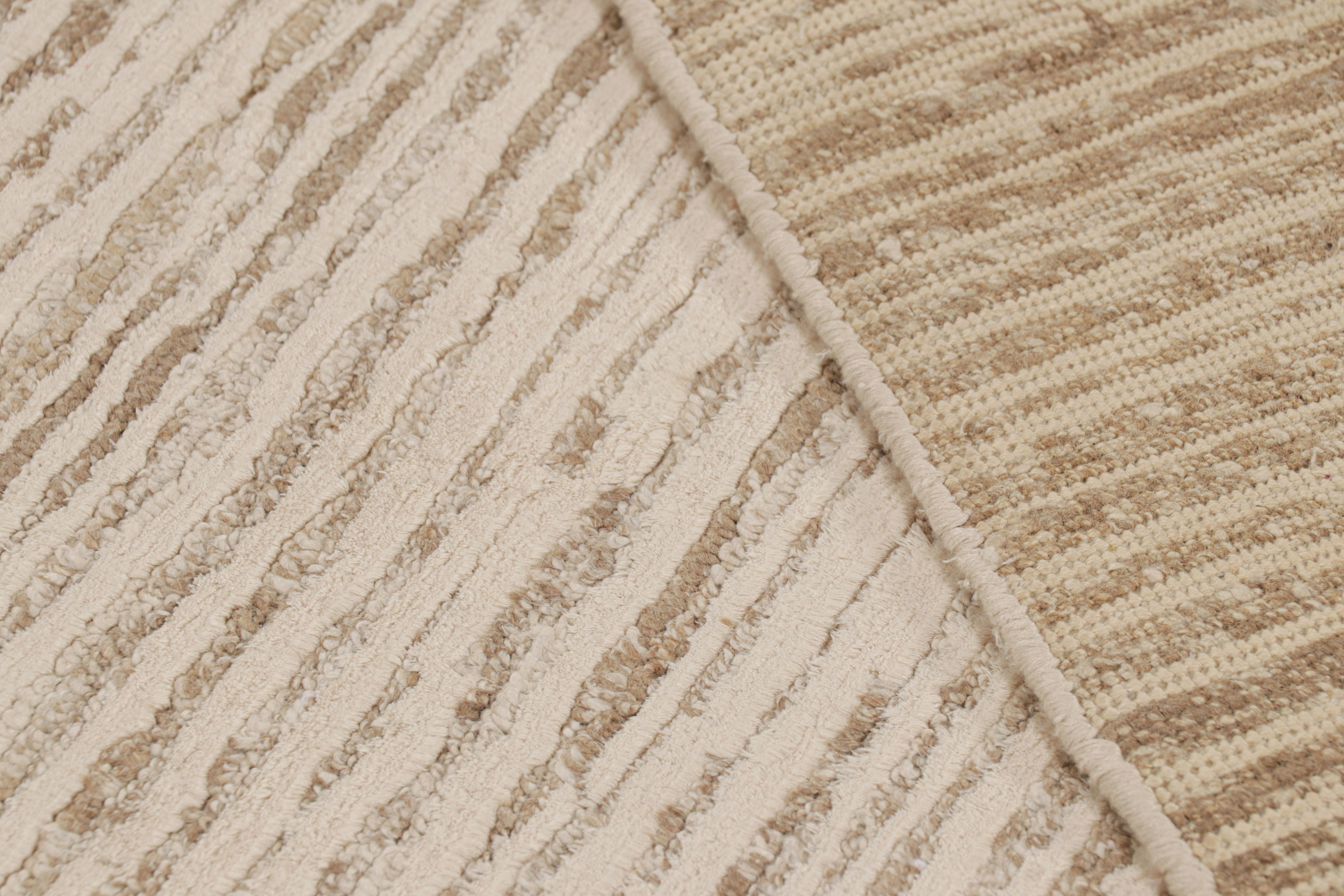 Seta Rug & Kilim è un tappeto contemporaneo dai toni beige e bianco crema. in vendita
