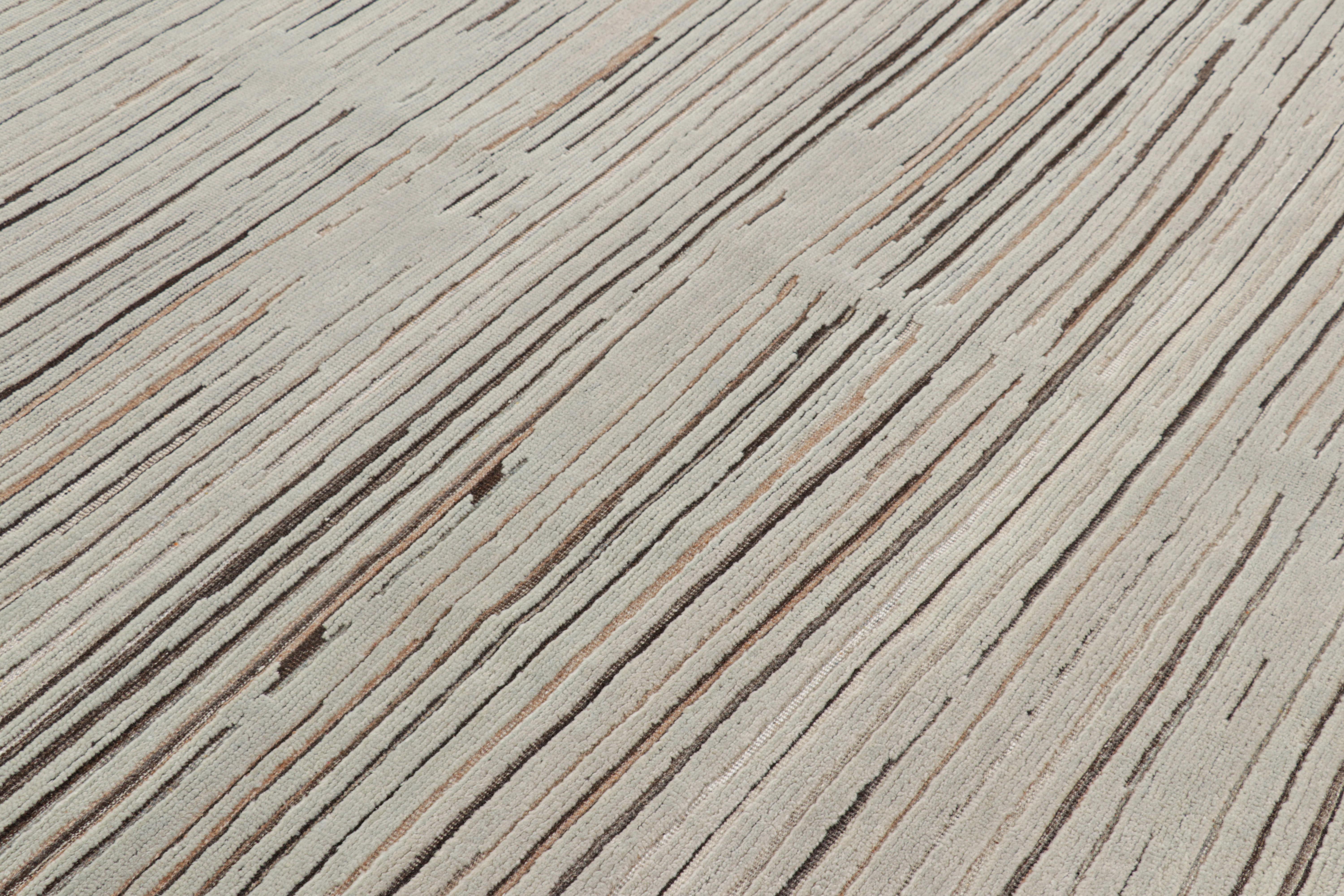 Moderno Rug & Kilim è un tappeto contemporaneo a strisce alte blu e beige-marrone in vendita