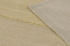 Rug & Kilim's Contemporary Textural Solid Kilim in Beige and Cream Tones (Tapis et Kilim contemporains à texture solide dans les tons beige et crème)