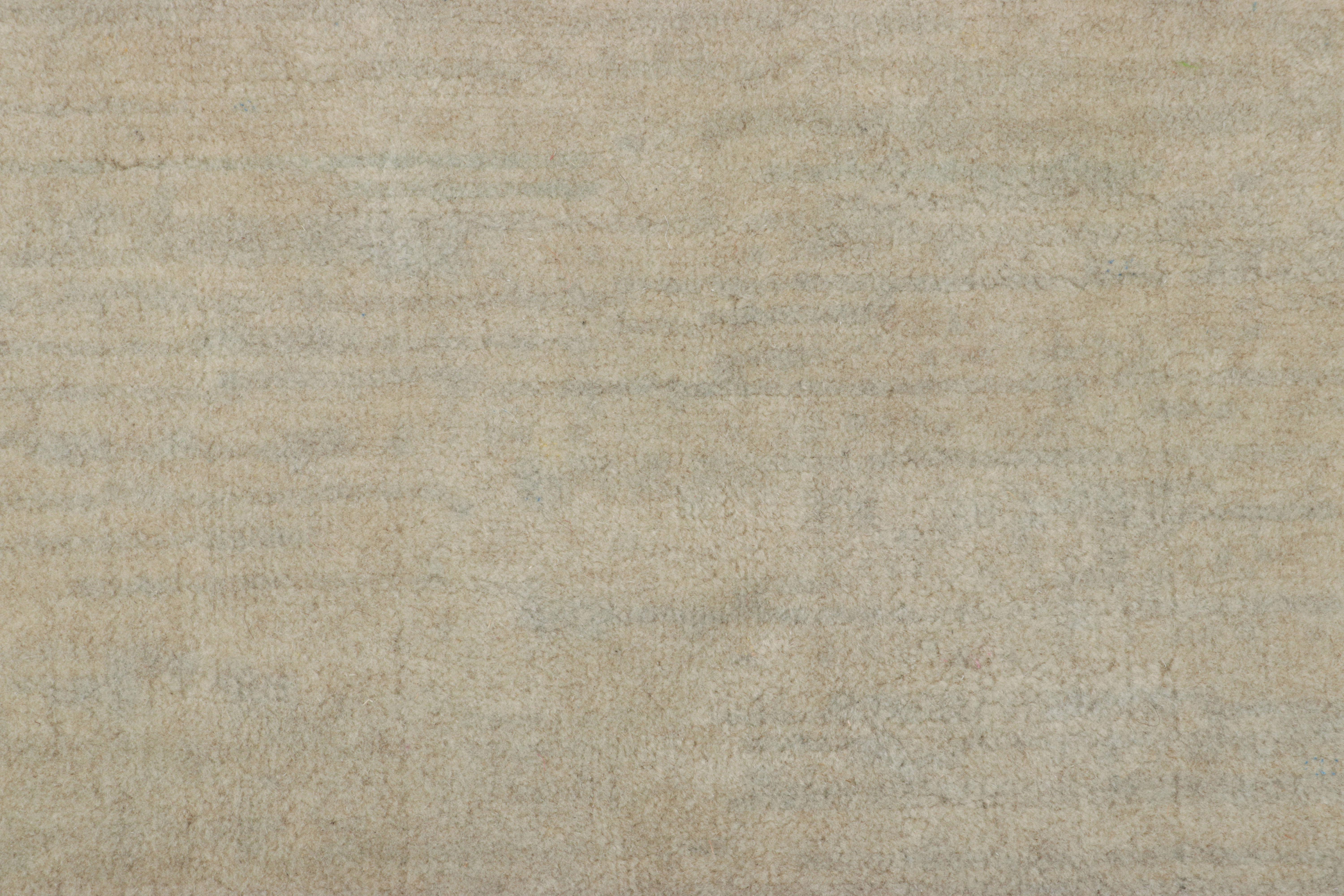 Rug & Kilim's Contemporary Textural Solid Rug in Beige-Braun & Creme mit Schlieren (Moderne) im Angebot
