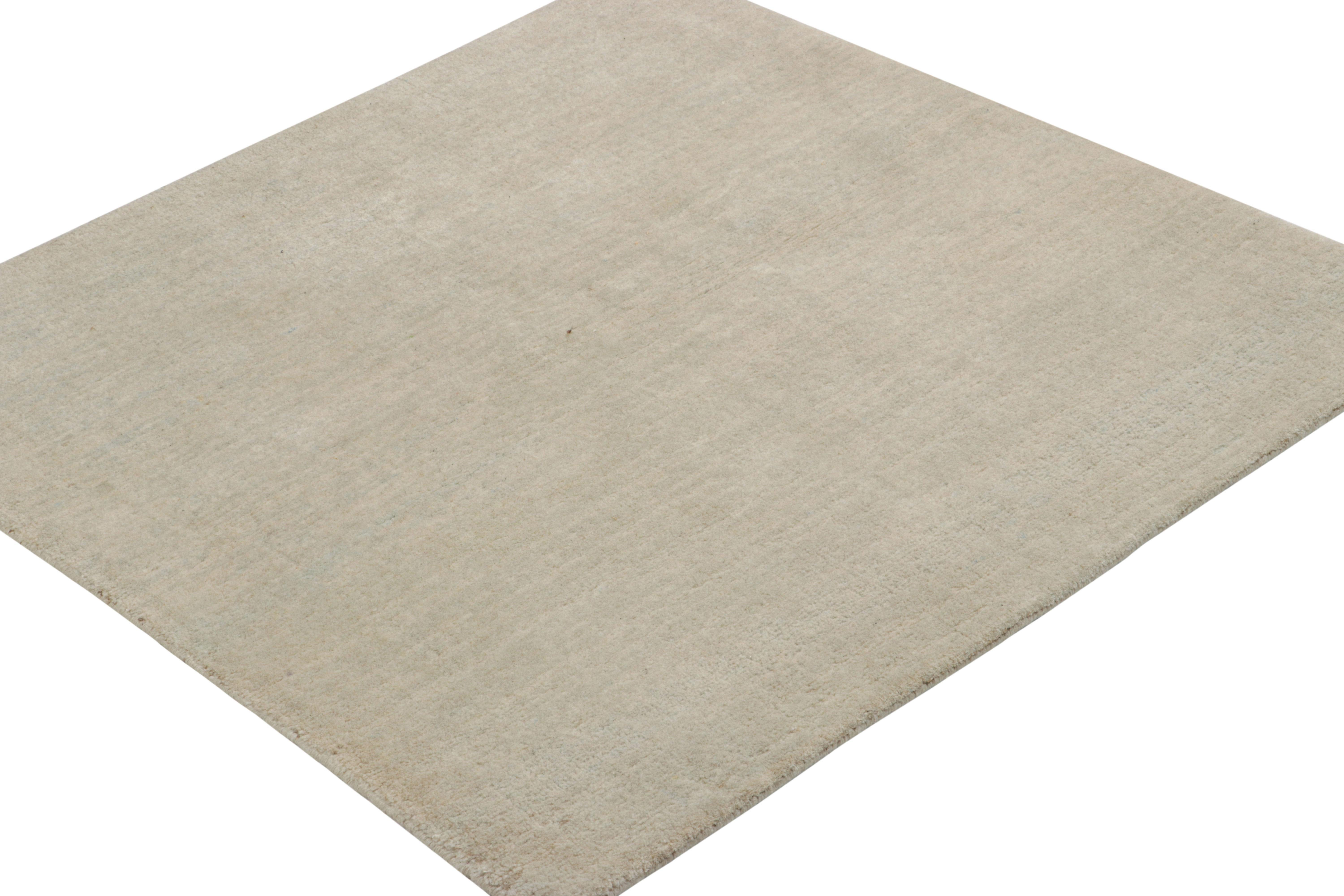 Rug & Kilim's Contemporary Textural Solid Rug in Beige-Braun & Creme mit Schlieren (Indisch) im Angebot