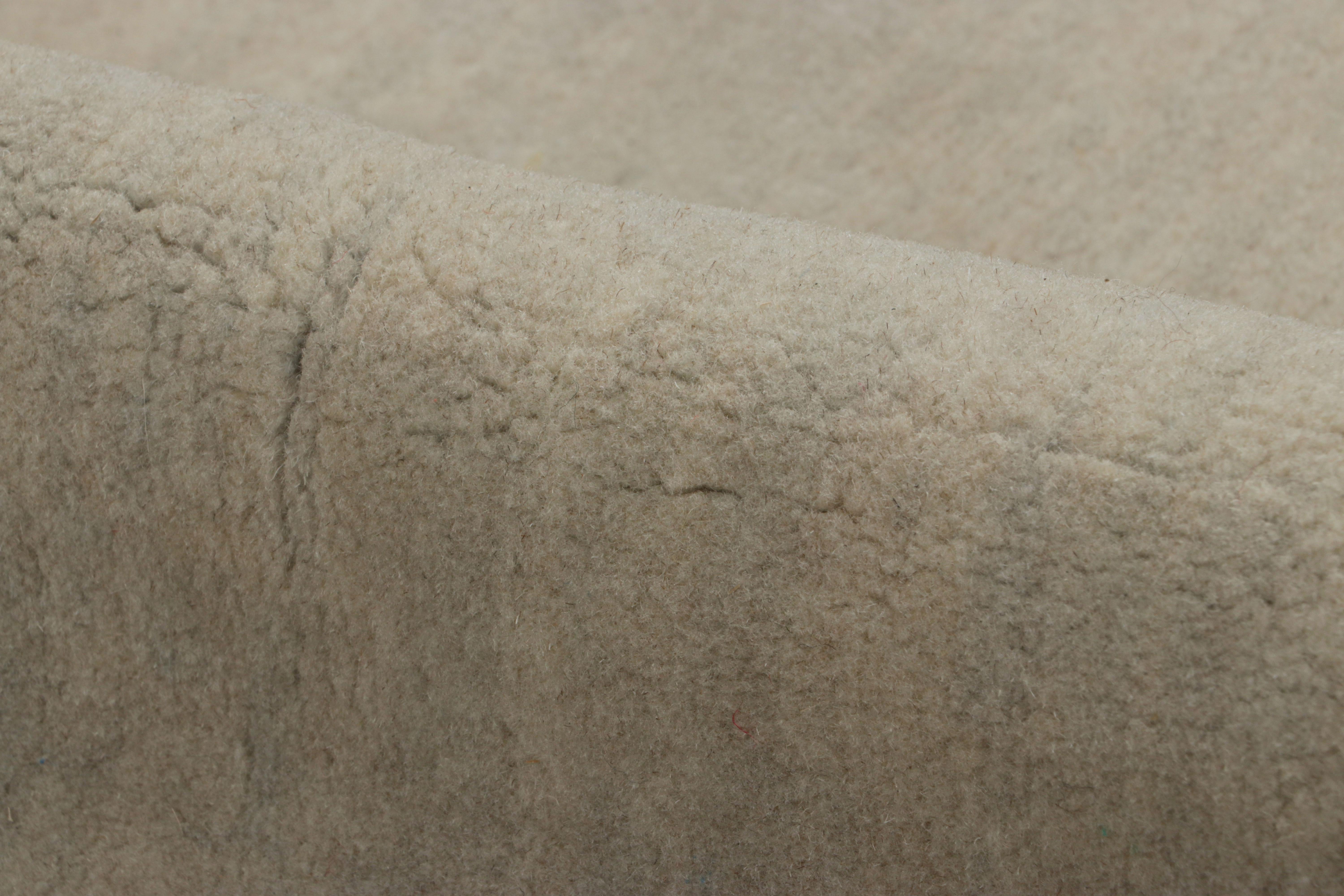 Rug & Kilim's Contemporary Textural Solid Rug in Beige-Braun & Creme mit Schlieren (Wolle) im Angebot
